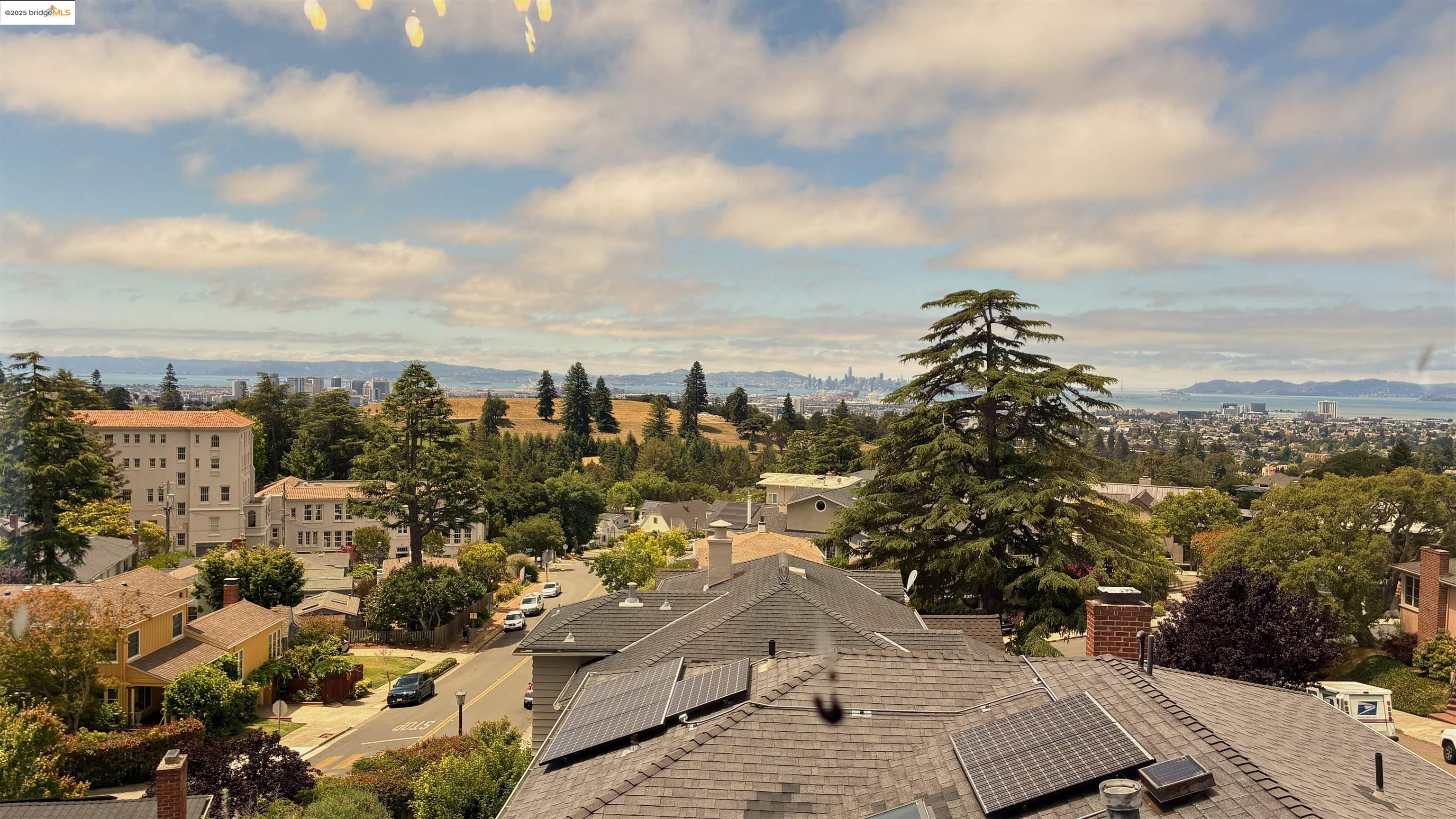 Detail Gallery Image 17 of 34 For 135 Alta Rd, Oakland,  CA 94618 - 3 Beds | 3 Baths