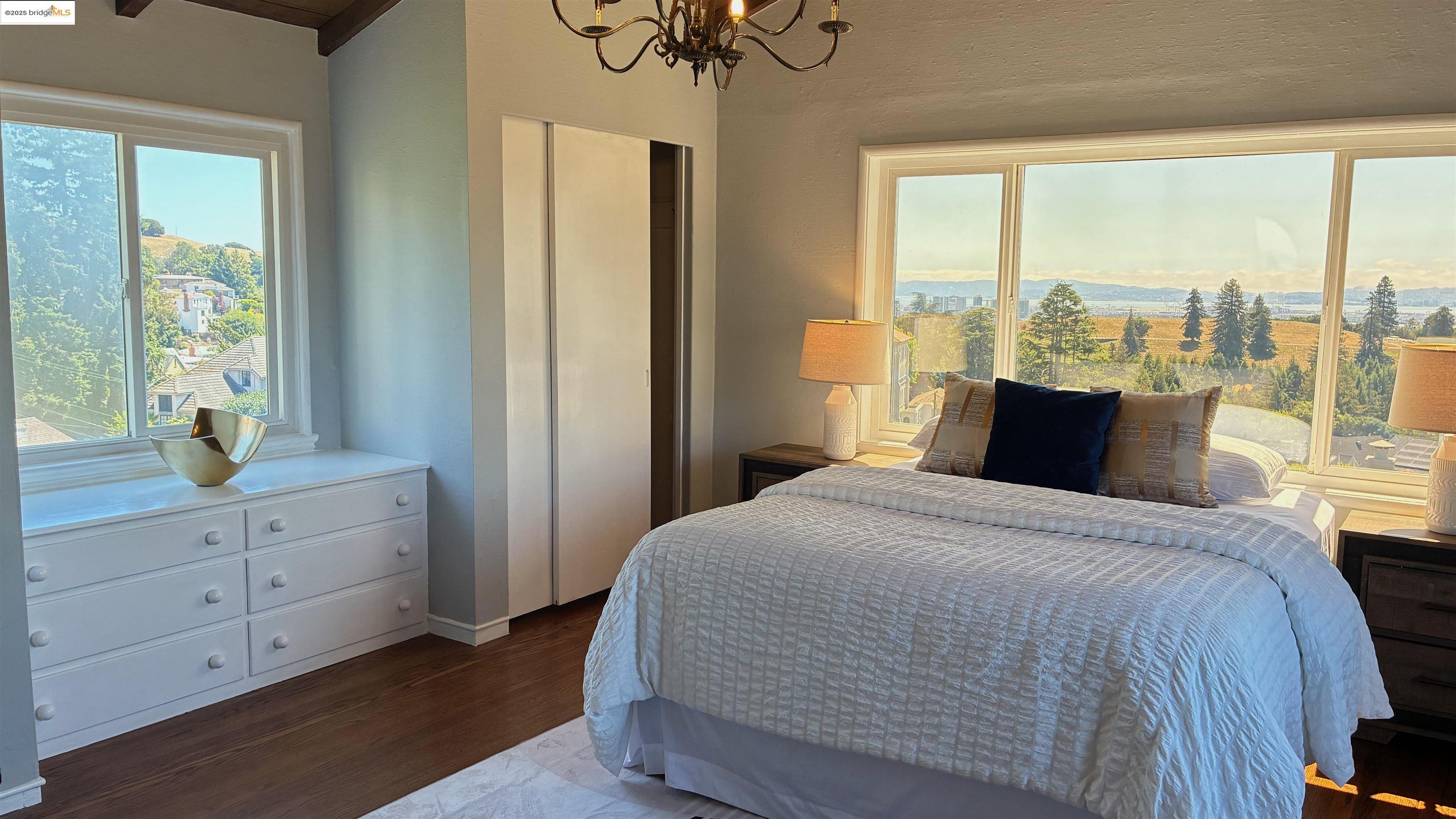 Detail Gallery Image 19 of 34 For 135 Alta Rd, Oakland,  CA 94618 - 3 Beds | 3 Baths