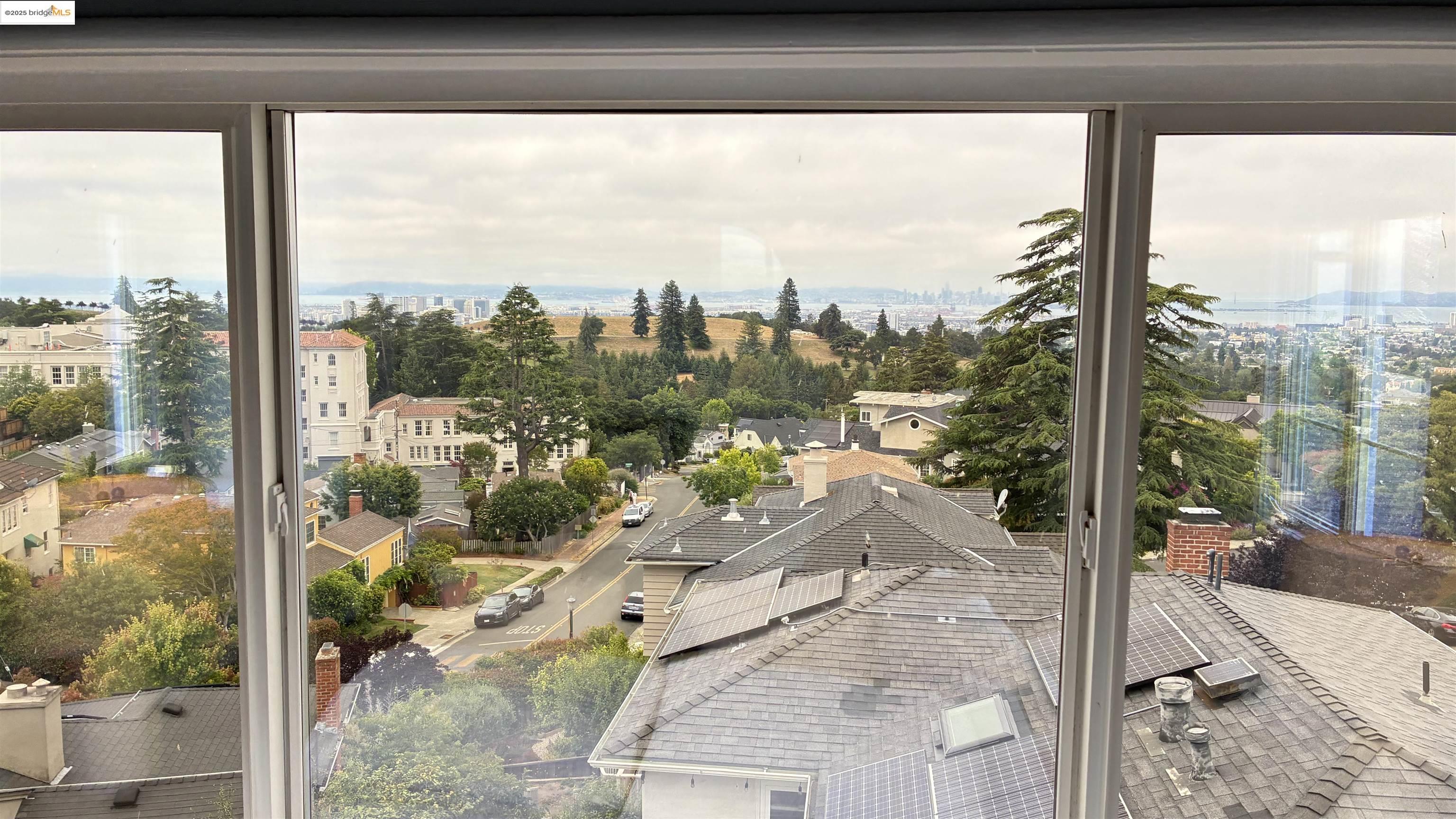 Detail Gallery Image 21 of 34 For 135 Alta Rd, Oakland,  CA 94618 - 3 Beds | 3 Baths
