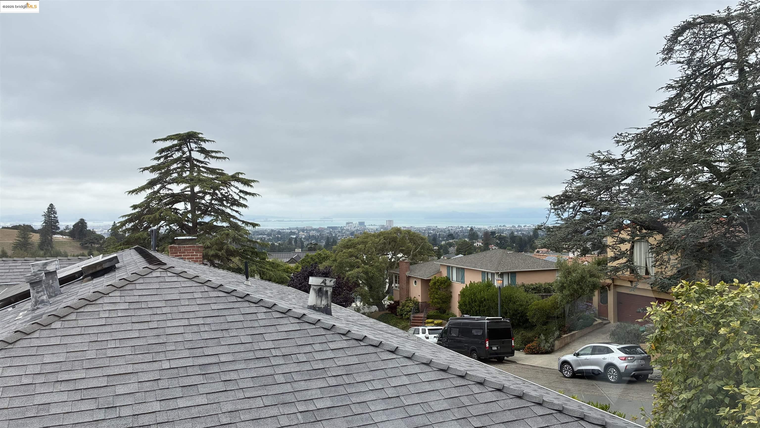 Detail Gallery Image 30 of 34 For 135 Alta Rd, Oakland,  CA 94618 - 3 Beds | 3 Baths