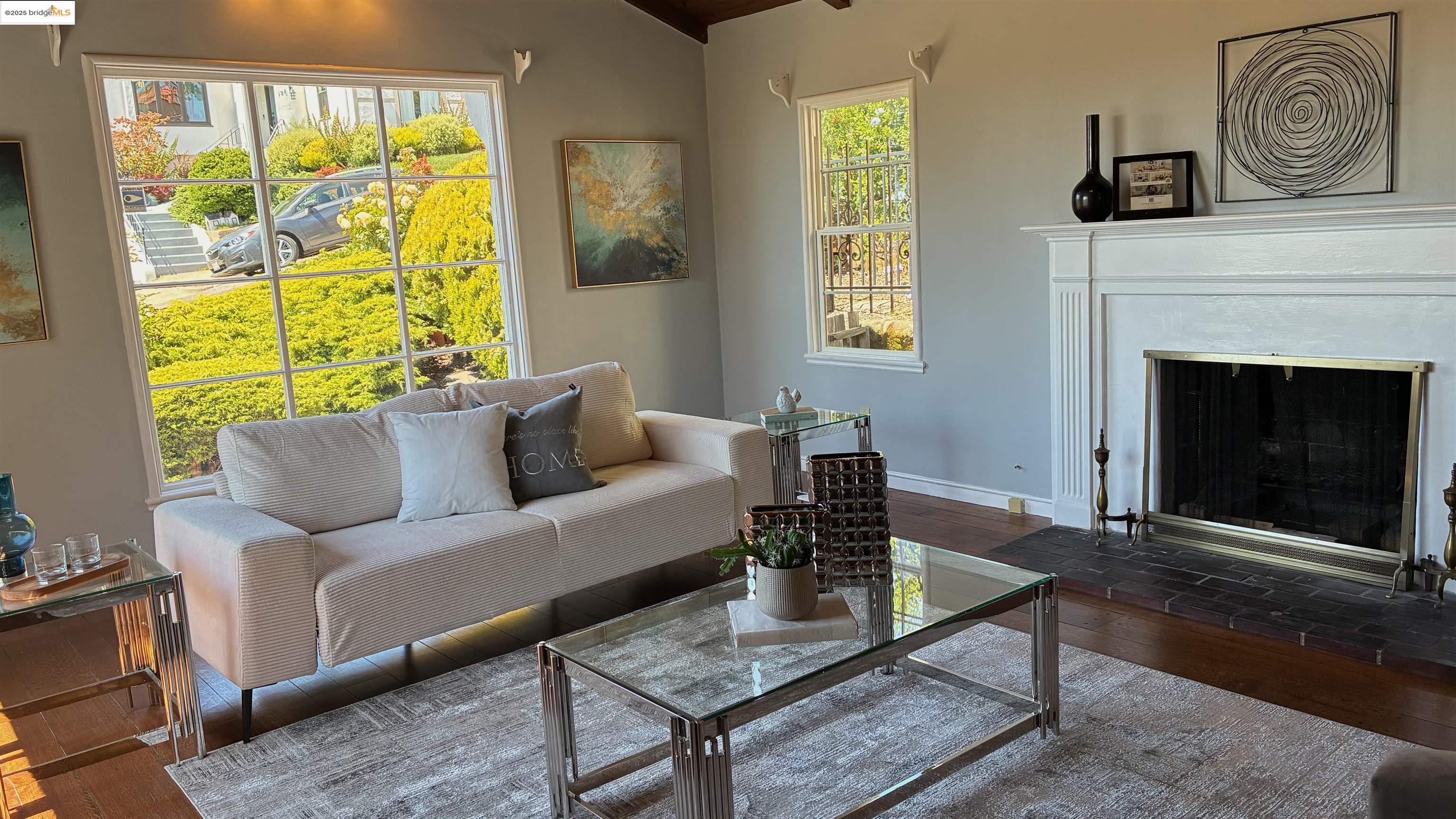 Detail Gallery Image 4 of 34 For 135 Alta Rd, Oakland,  CA 94618 - 3 Beds | 3 Baths