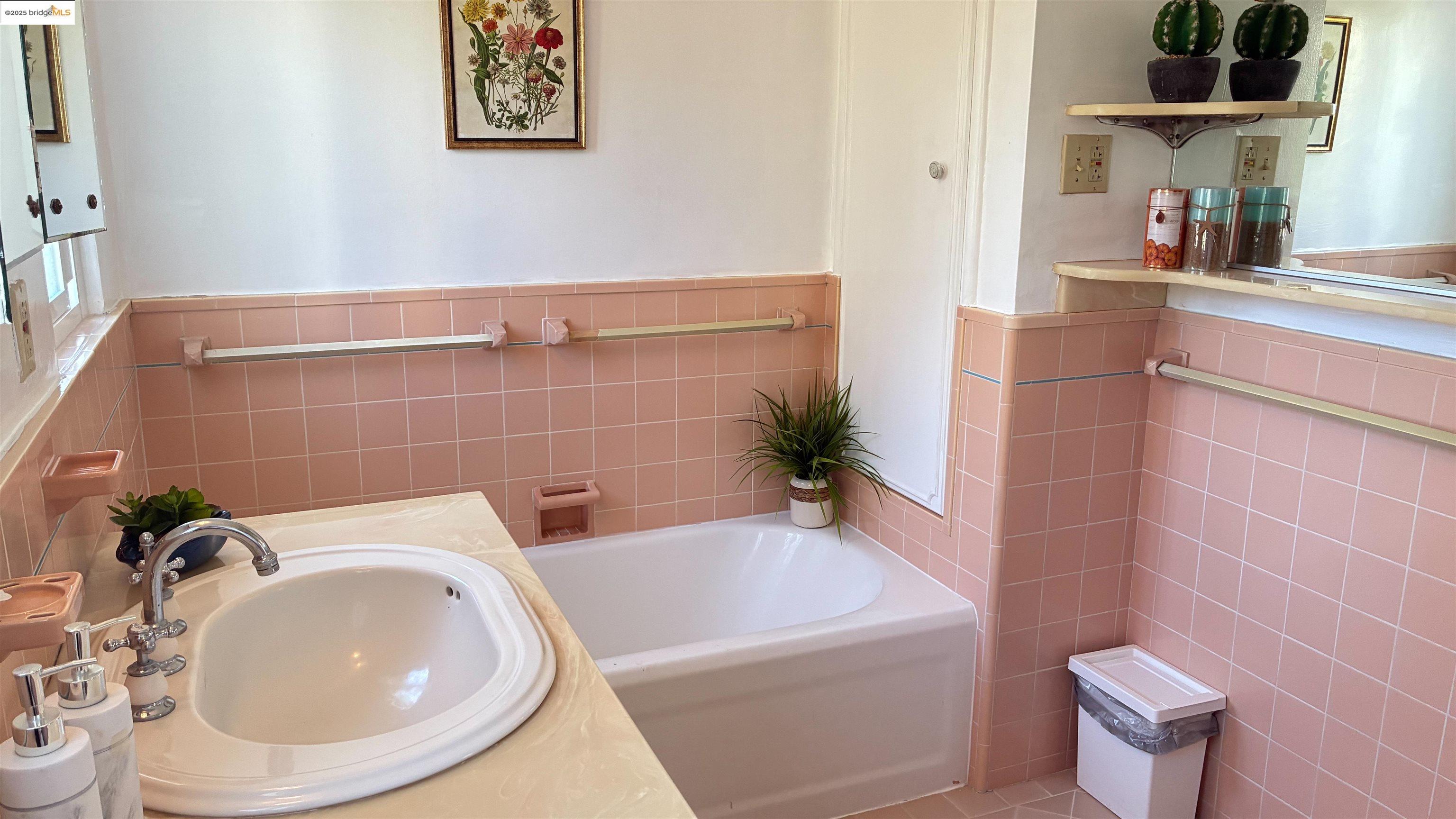Detail Gallery Image 34 of 37 For 135 Alta Rd, Oakland,  CA 94618 - 3 Beds | 3 Baths