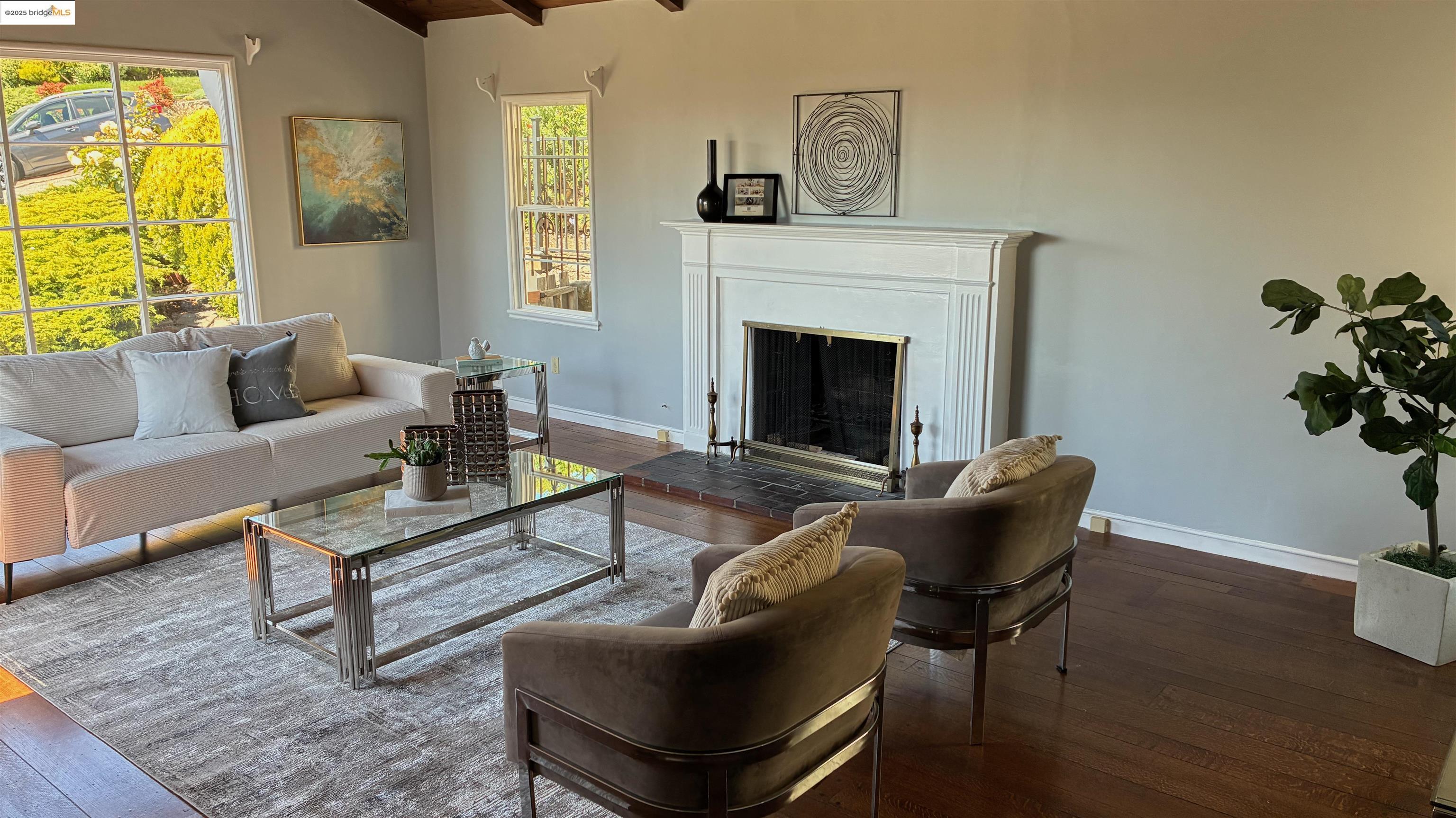 Detail Gallery Image 6 of 34 For 135 Alta Rd, Oakland,  CA 94618 - 3 Beds | 3 Baths