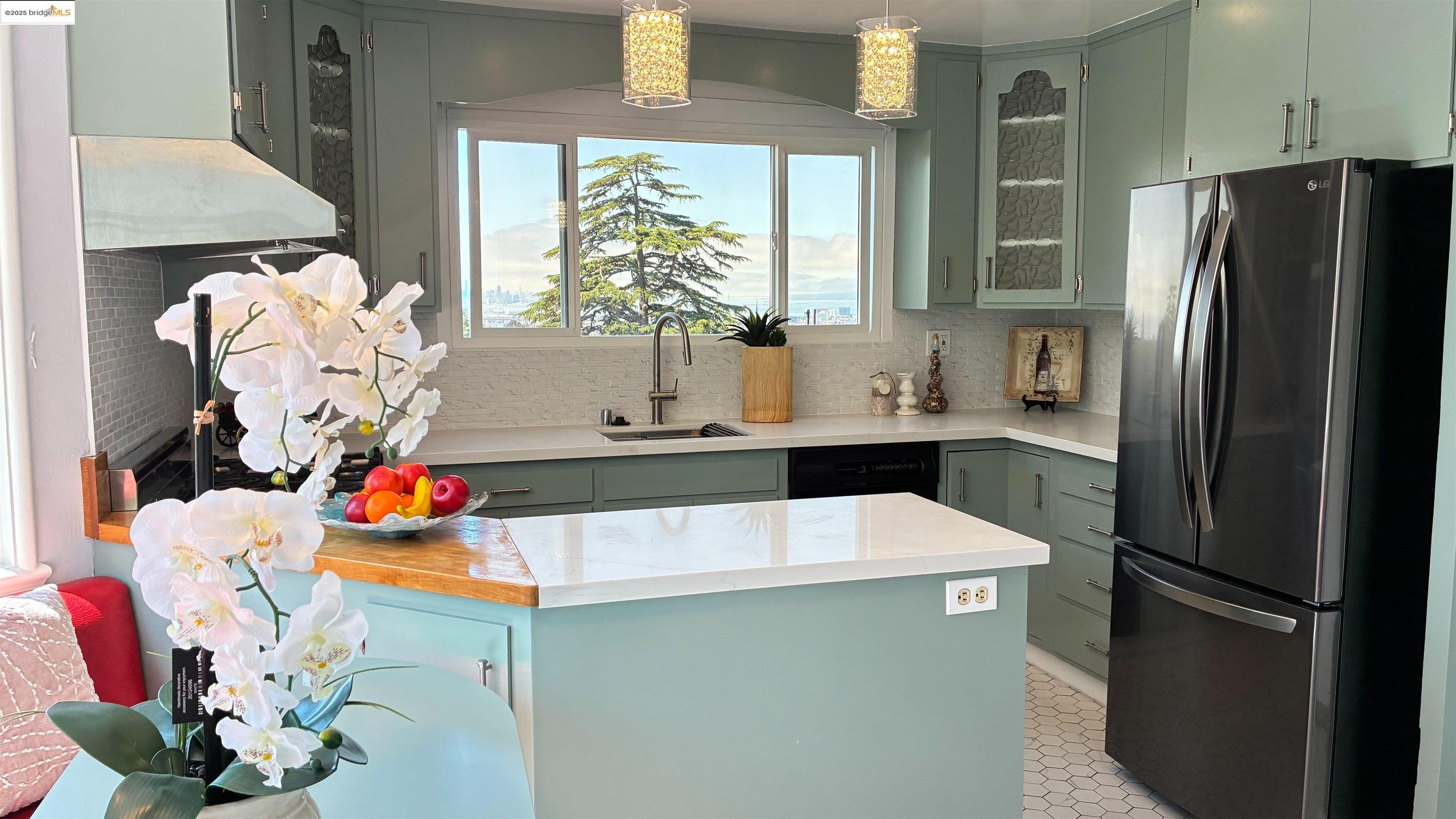 Detail Gallery Image 8 of 34 For 135 Alta Rd, Oakland,  CA 94618 - 3 Beds | 3 Baths