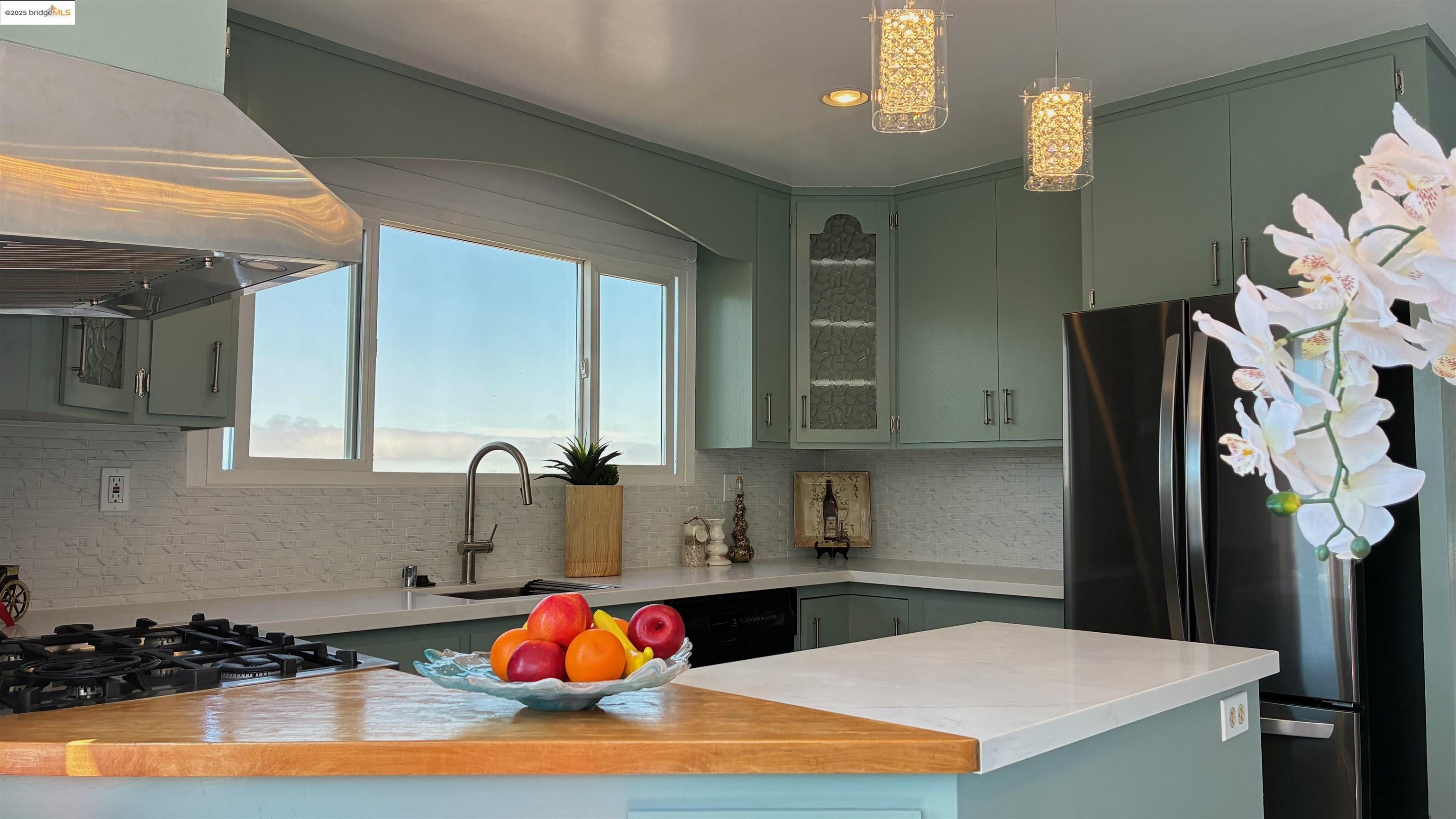 Detail Gallery Image 9 of 34 For 135 Alta Rd, Oakland,  CA 94618 - 3 Beds | 3 Baths