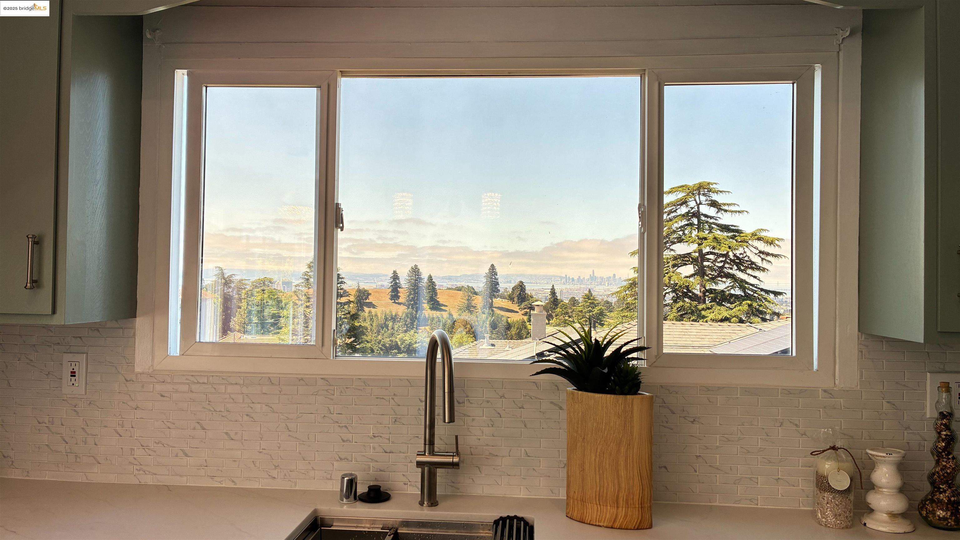 Detail Gallery Image 10 of 34 For 135 Alta Rd, Oakland,  CA 94618 - 3 Beds | 3 Baths