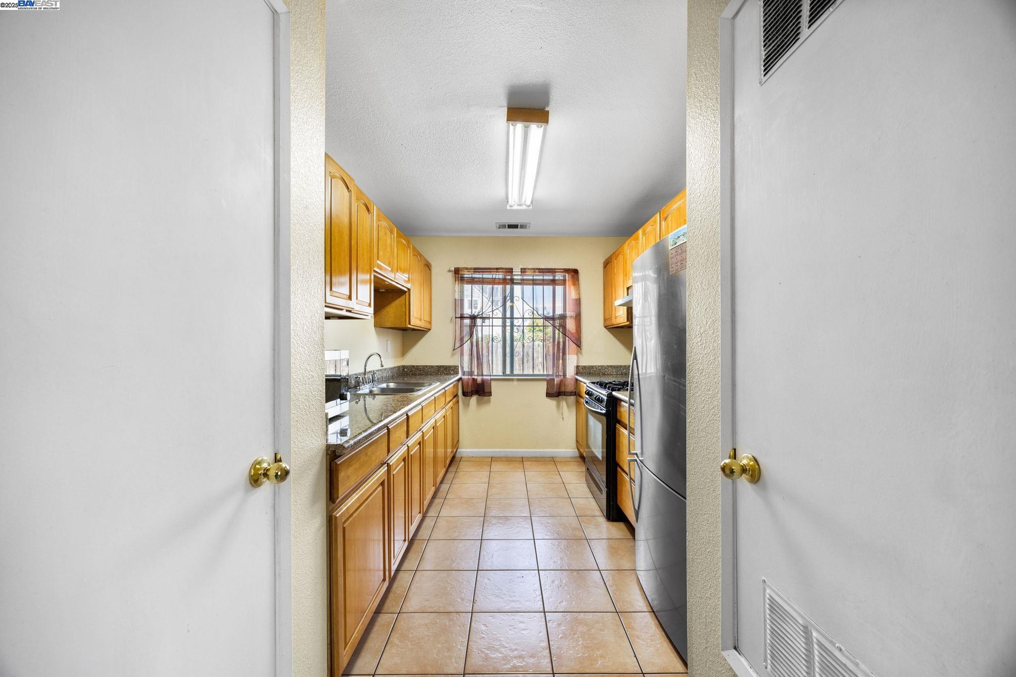Detail Gallery Image 11 of 37 For 515 Alamo Ave, Richmond,  CA 94801 - 3 Beds | 2/1 Baths