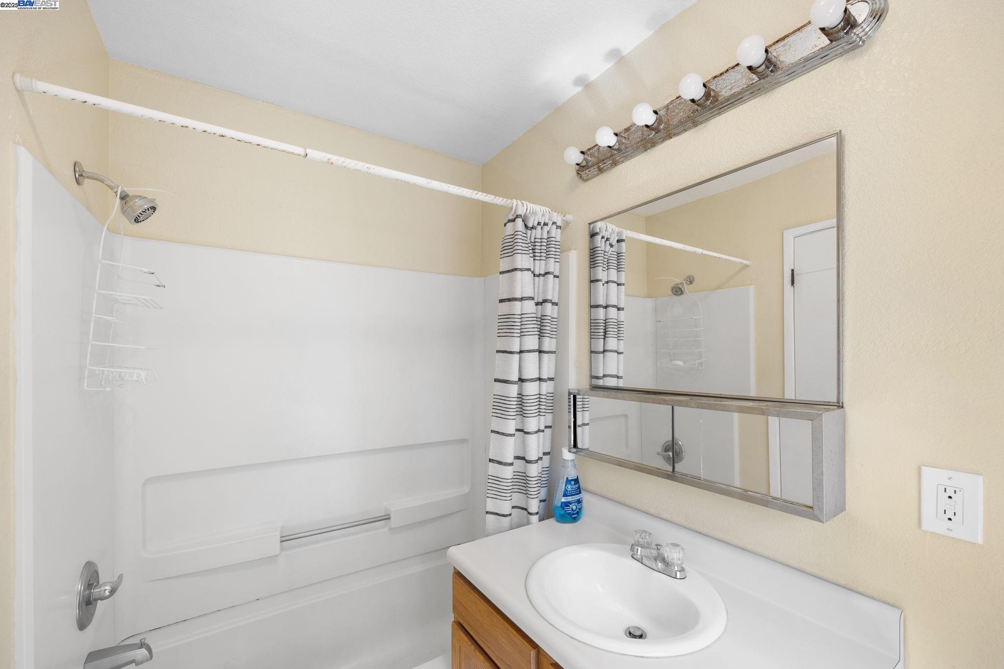 Detail Gallery Image 23 of 37 For 515 Alamo Ave, Richmond,  CA 94801 - 3 Beds | 2/1 Baths