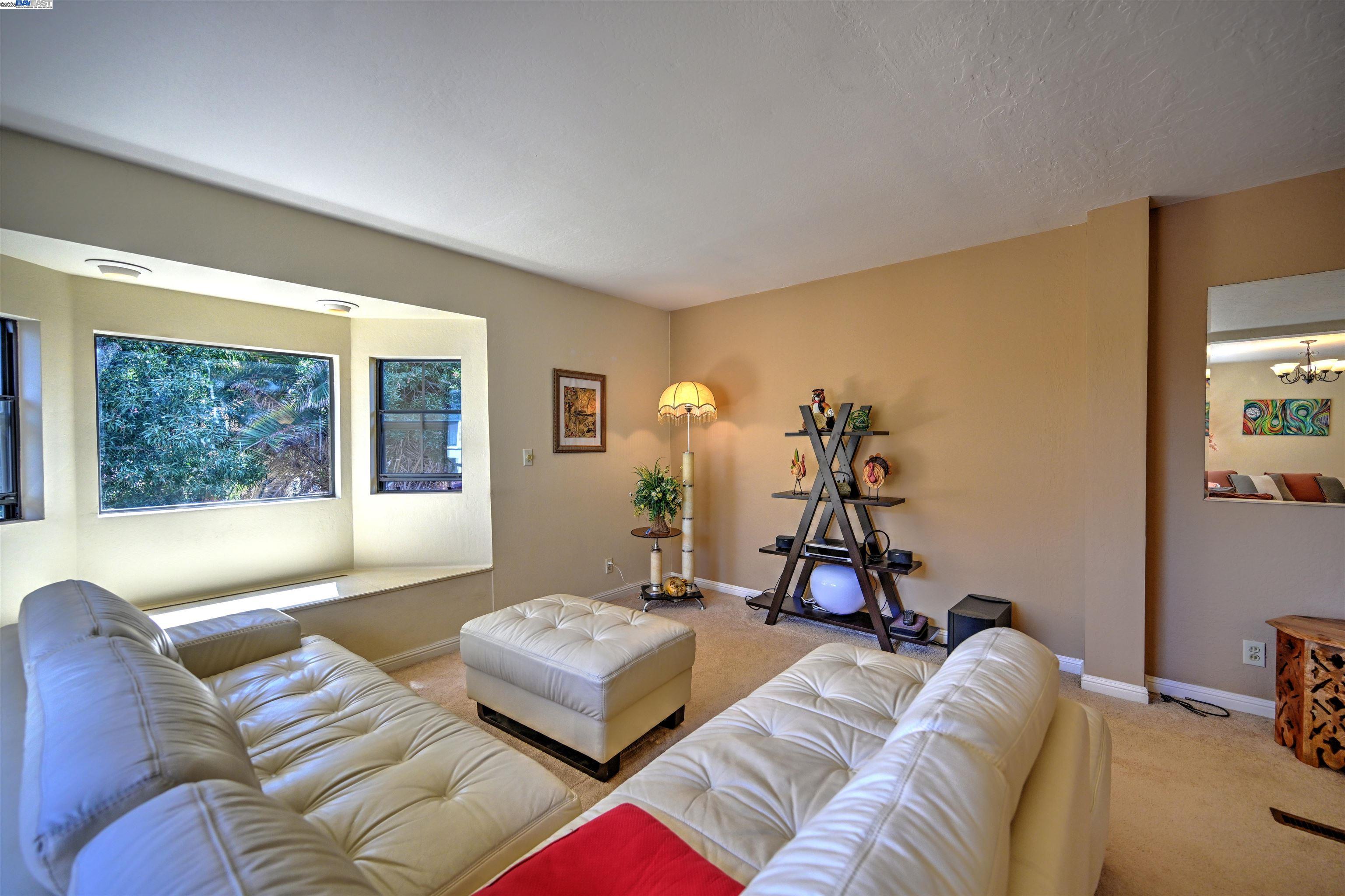 Detail Gallery Image 11 of 36 For 4347 Moreland Dr, Castro Valley,  CA 94546 - 4 Beds | 3 Baths
