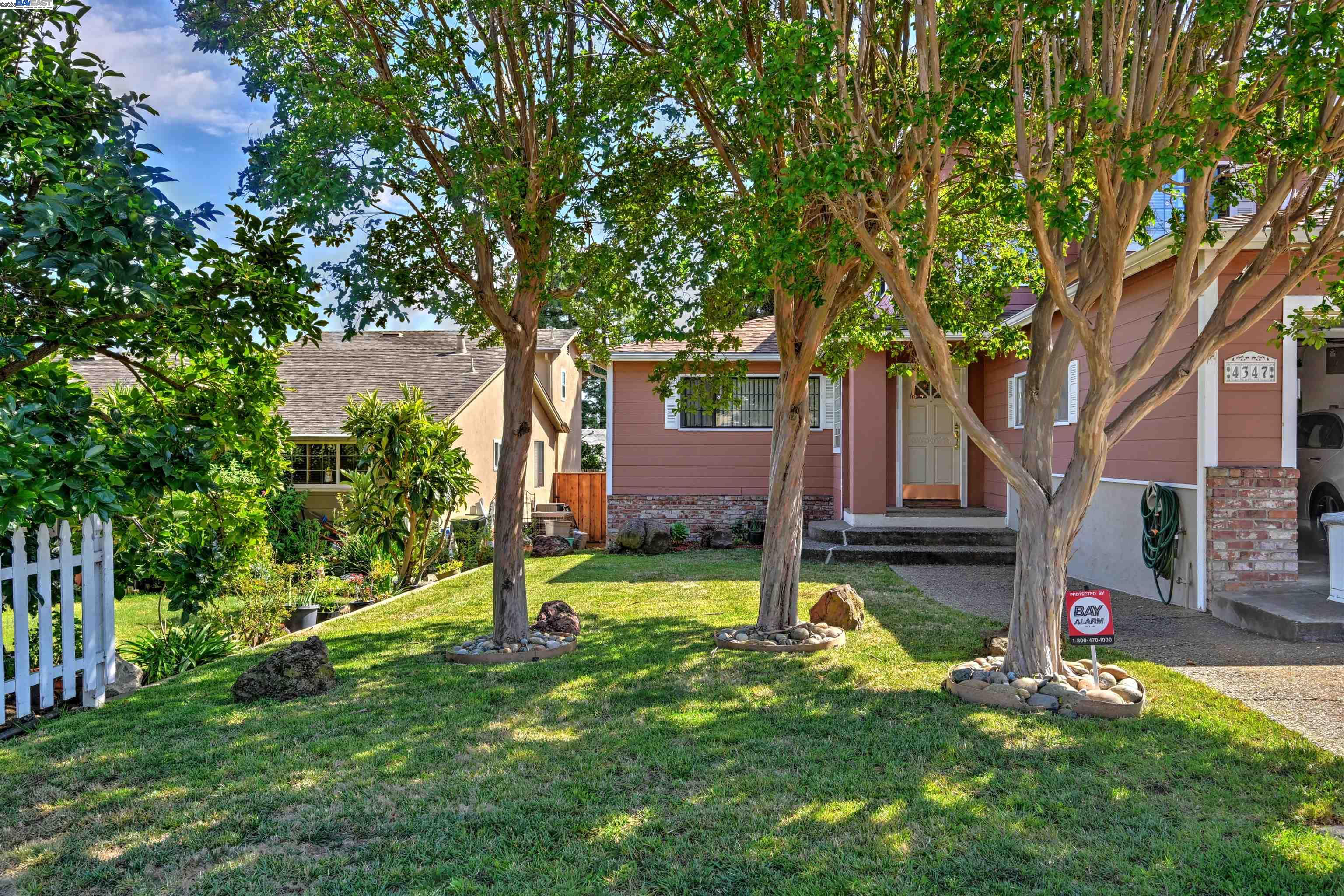 Detail Gallery Image 4 of 36 For 4347 Moreland Dr, Castro Valley,  CA 94546 - 4 Beds | 3 Baths