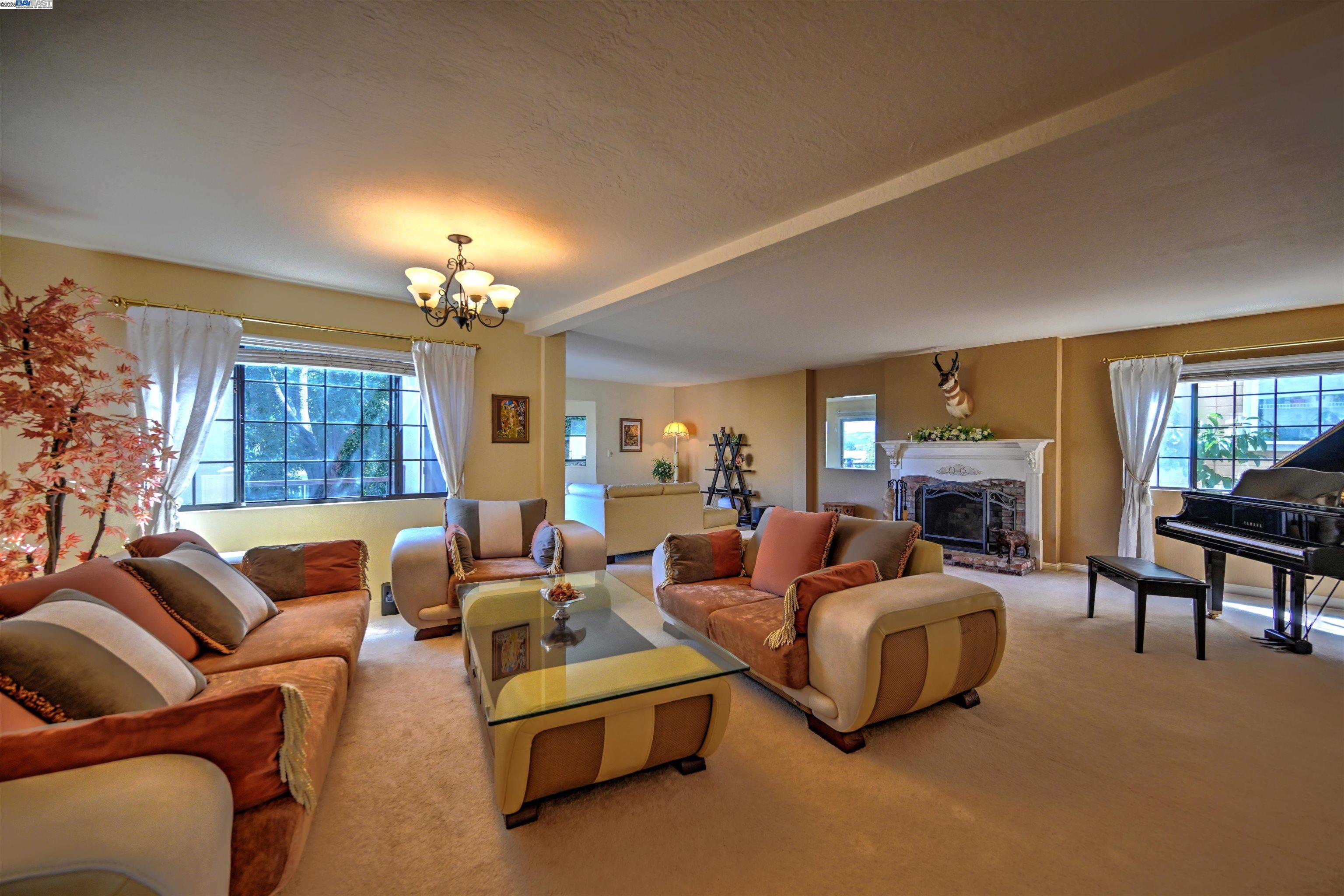 Detail Gallery Image 6 of 36 For 4347 Moreland Dr, Castro Valley,  CA 94546 - 4 Beds | 3 Baths