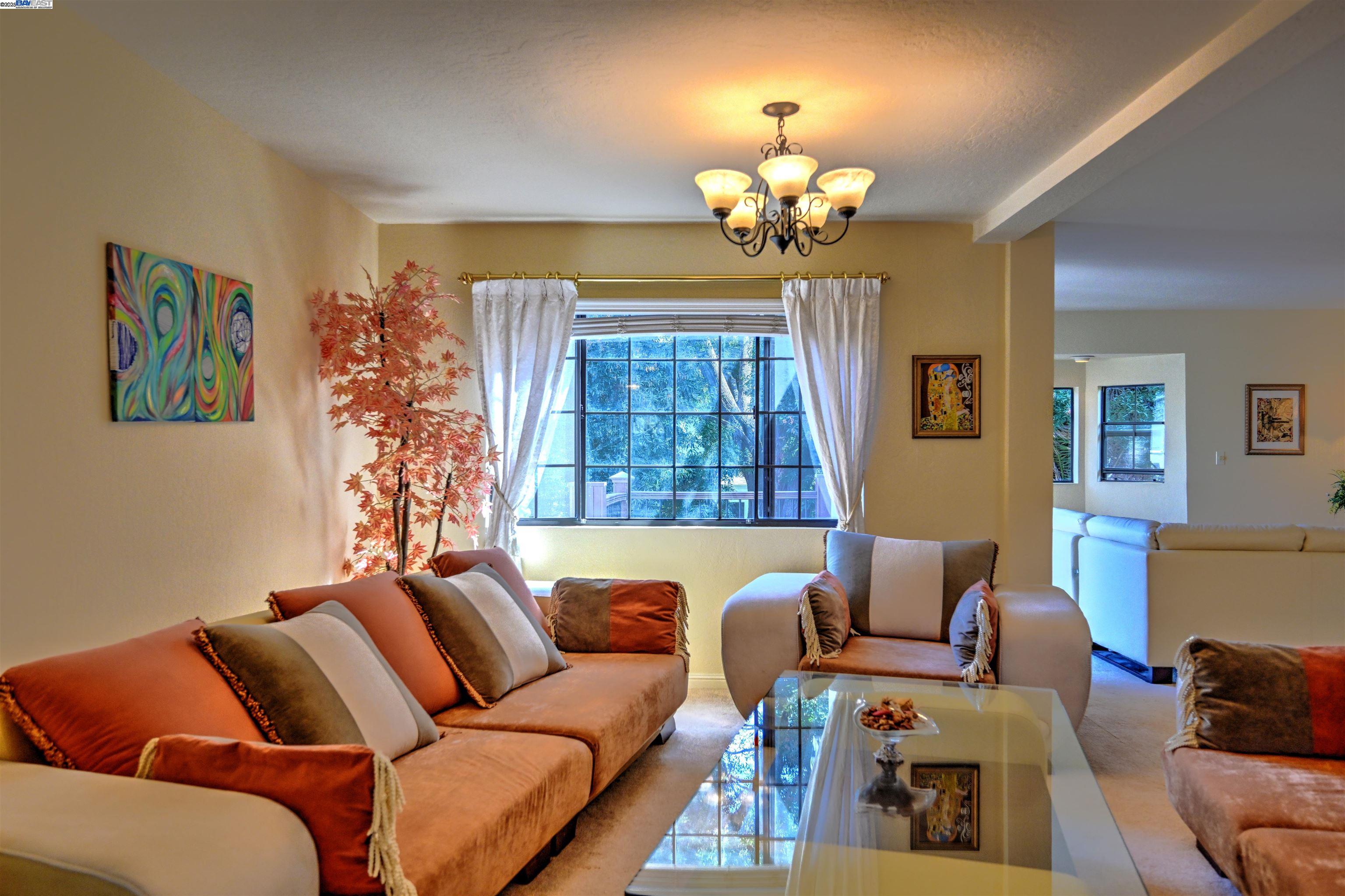 Detail Gallery Image 7 of 36 For 4347 Moreland Dr, Castro Valley,  CA 94546 - 4 Beds | 3 Baths