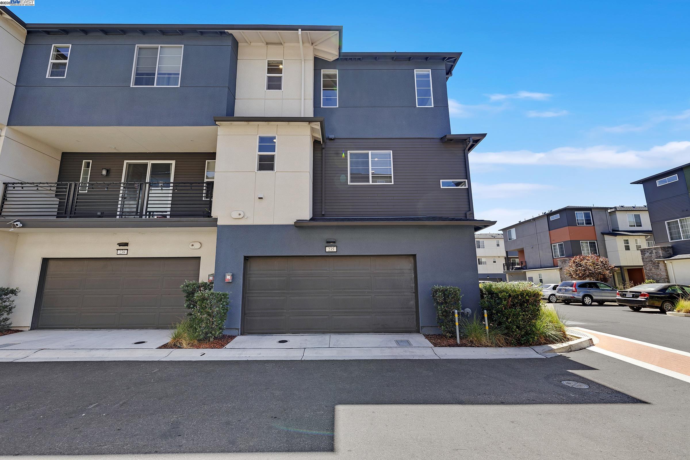 Detail Gallery Image 2 of 29 For 235 Dash Ct, Hayward,  CA 94544 - 3 Beds | 3/1 Baths