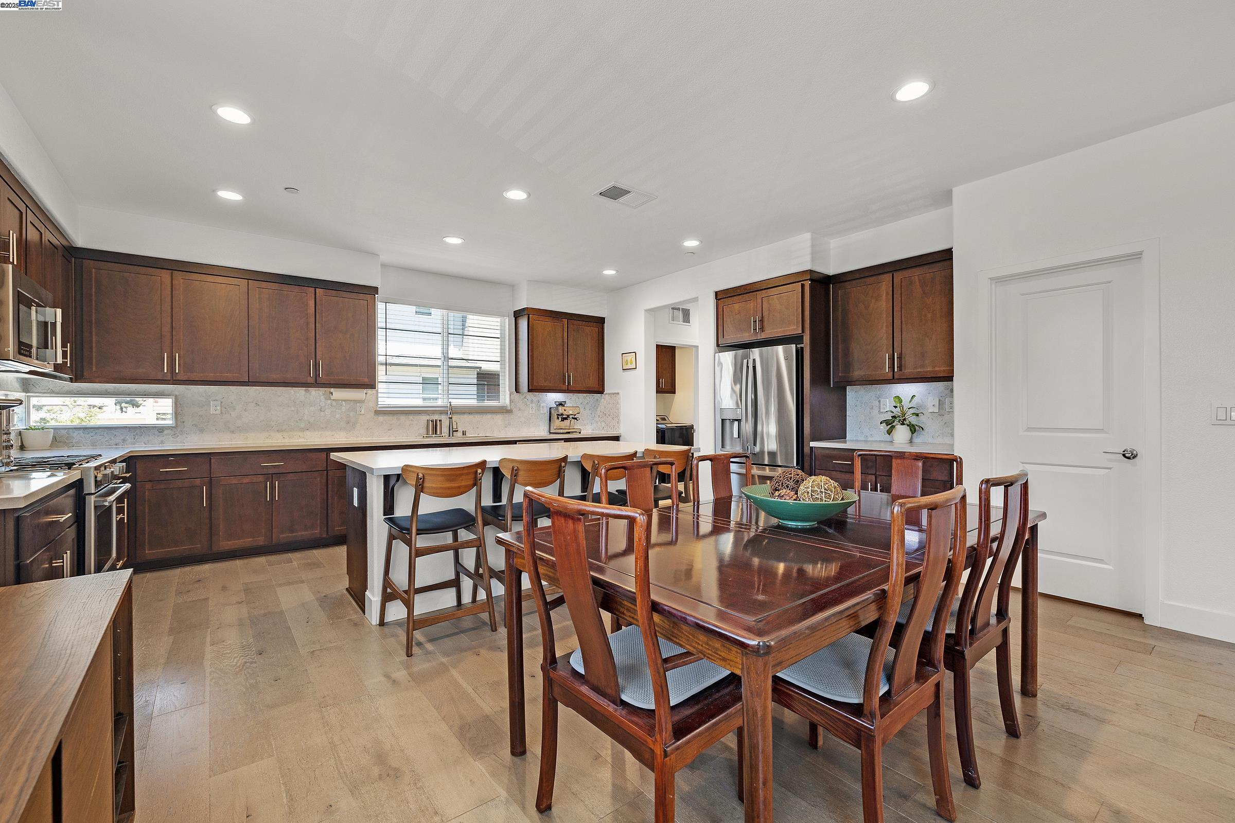Detail Gallery Image 8 of 29 For 235 Dash Ct, Hayward,  CA 94544 - 3 Beds | 3/1 Baths