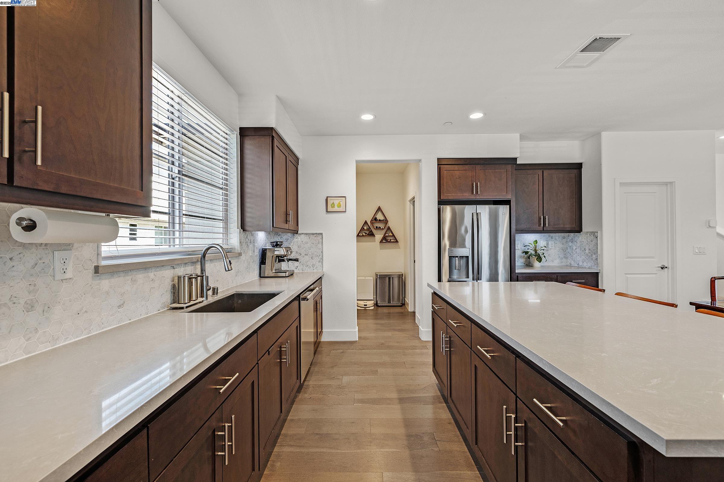 Detail Gallery Image 9 of 29 For 235 Dash Ct, Hayward,  CA 94544 - 3 Beds | 3/1 Baths