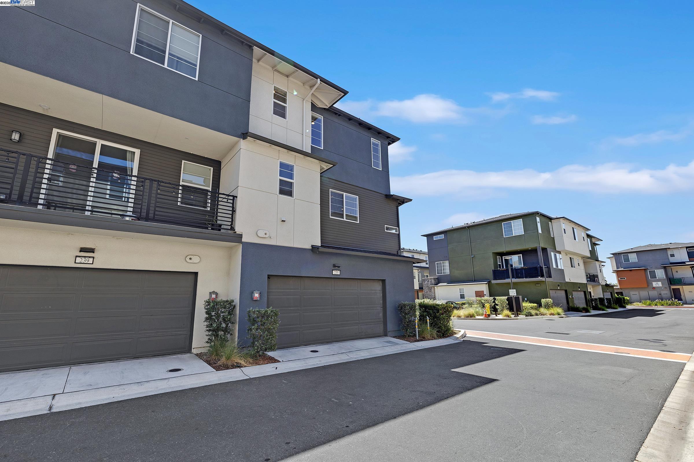 Detail Gallery Image 3 of 29 For 235 Dash Ct, Hayward,  CA 94544 - 3 Beds | 3/1 Baths