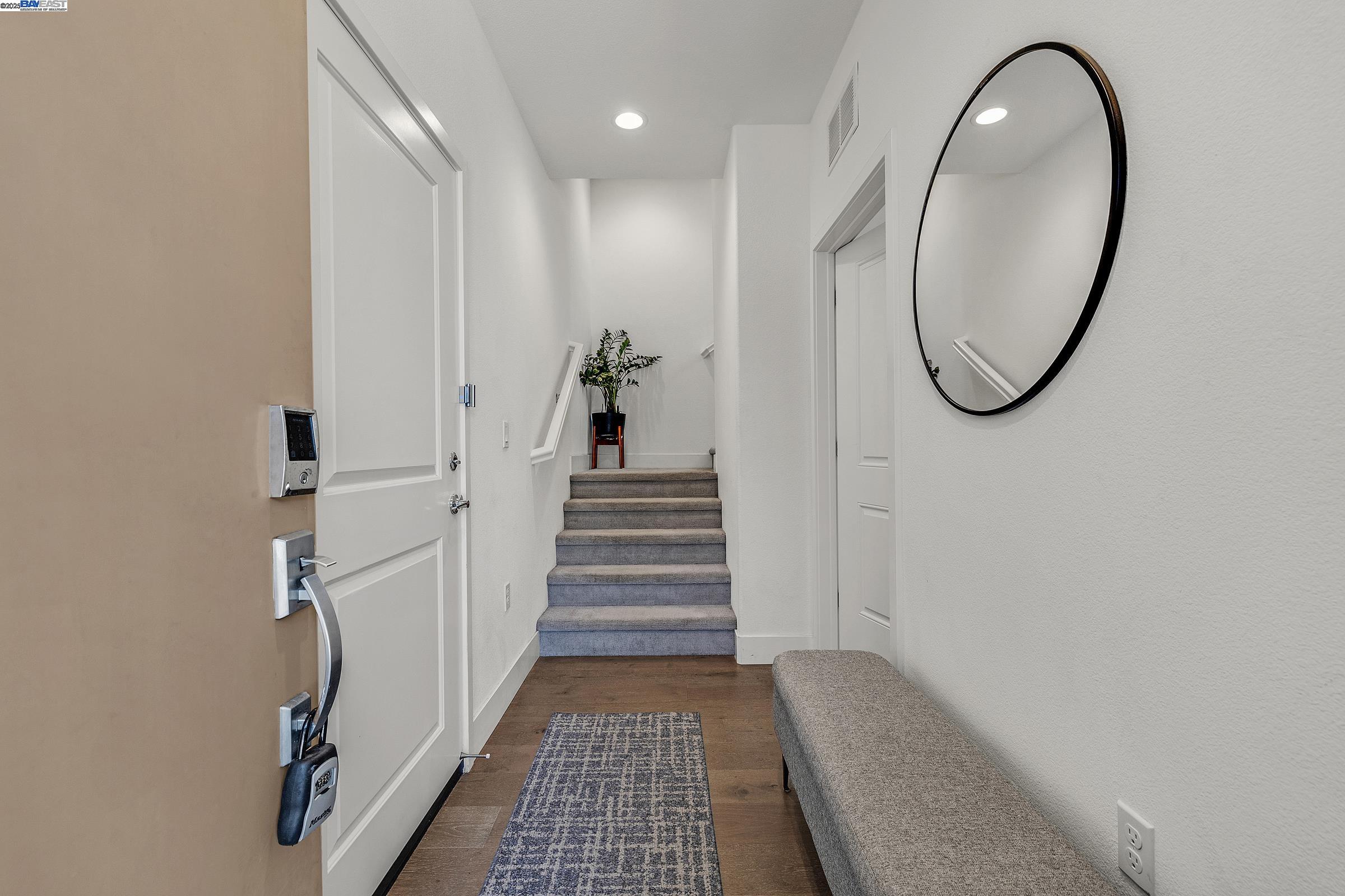 Detail Gallery Image 4 of 29 For 235 Dash Ct, Hayward,  CA 94544 - 3 Beds | 3/1 Baths