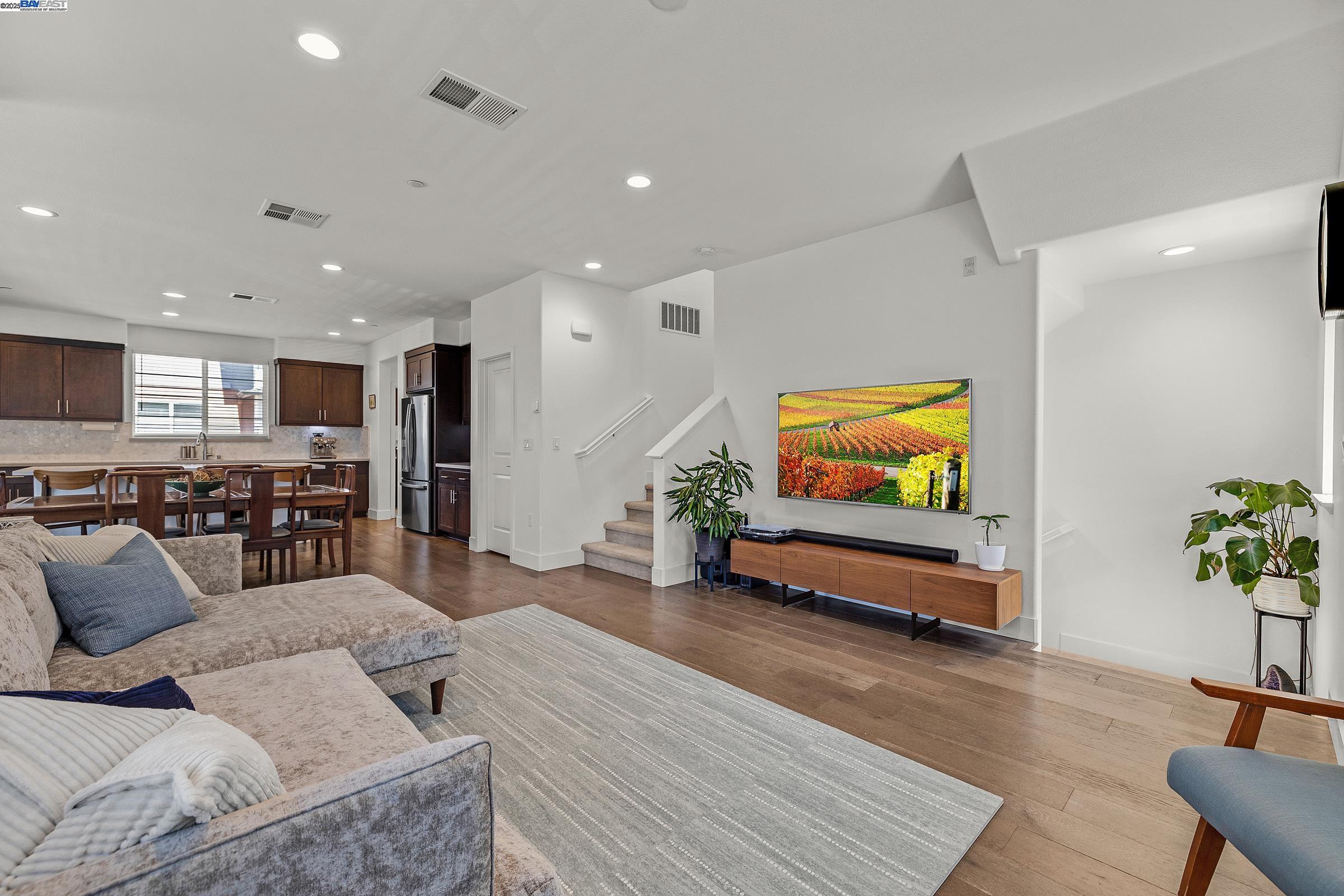 Detail Gallery Image 5 of 29 For 235 Dash Ct, Hayward,  CA 94544 - 3 Beds | 3/1 Baths