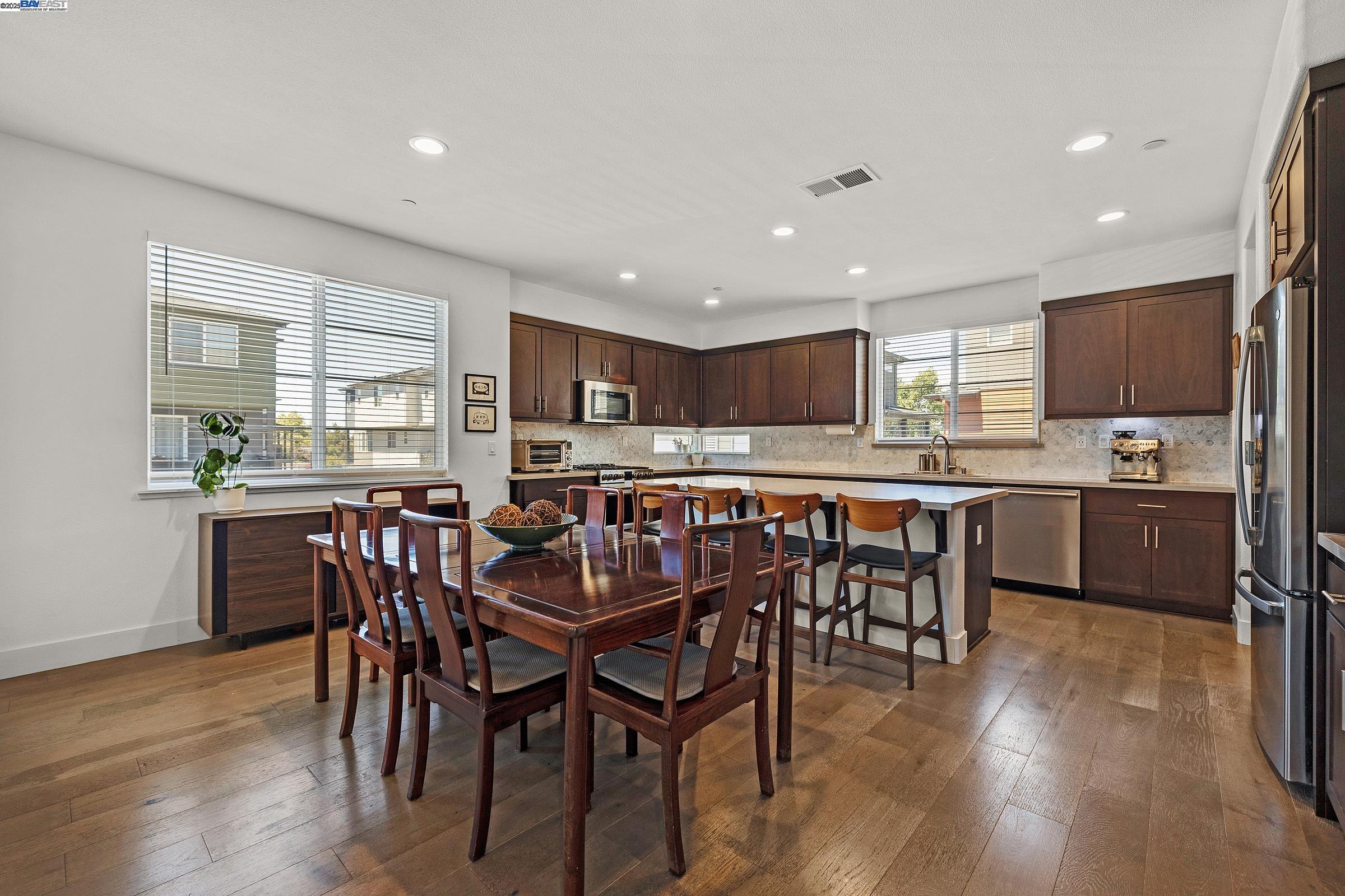 Detail Gallery Image 7 of 29 For 235 Dash Ct, Hayward,  CA 94544 - 3 Beds | 3/1 Baths