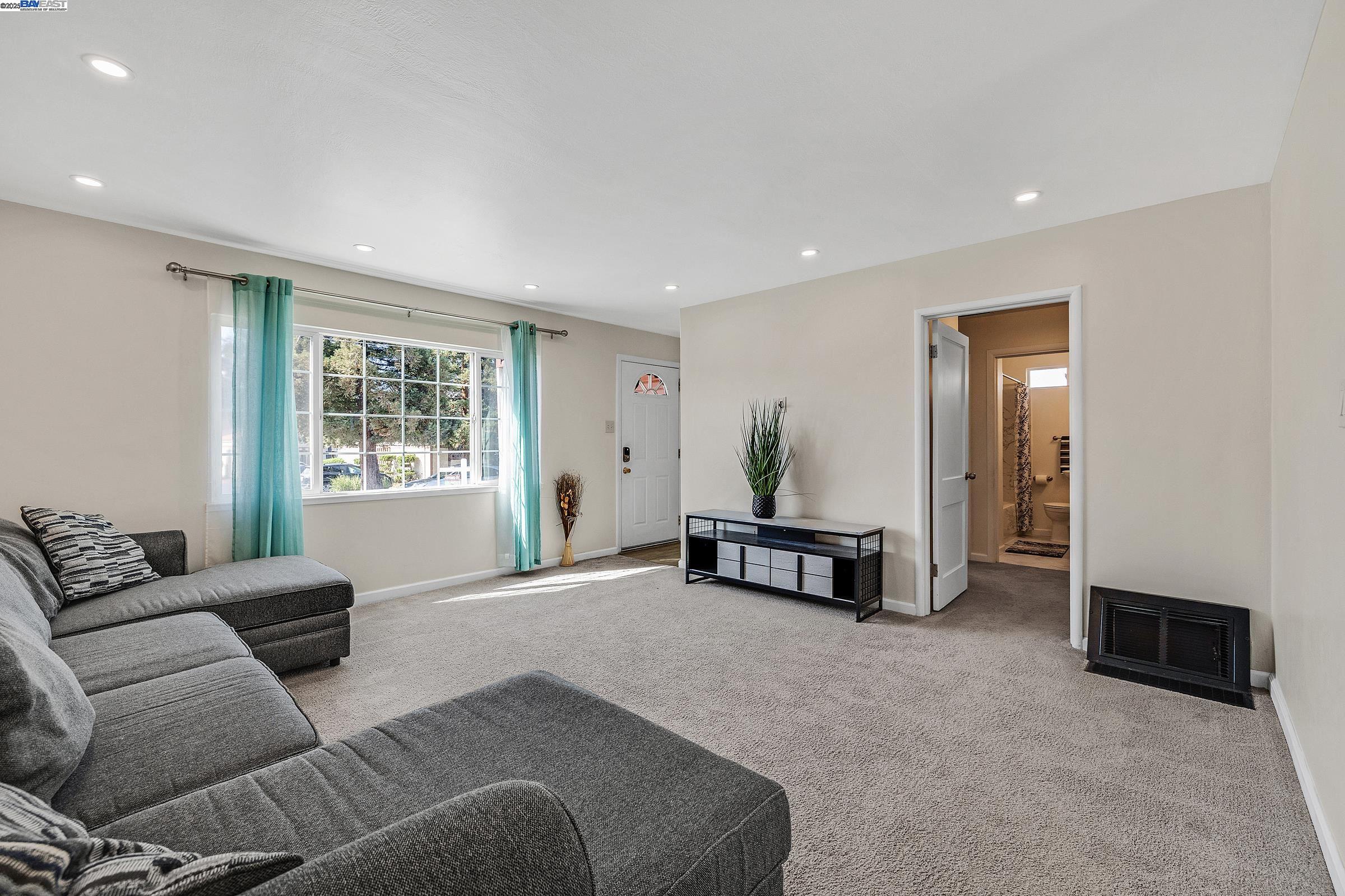 Detail Gallery Image 7 of 33 For 3414 Pine St, Castro Valley,  CA 94546 - 3 Beds | 1 Baths