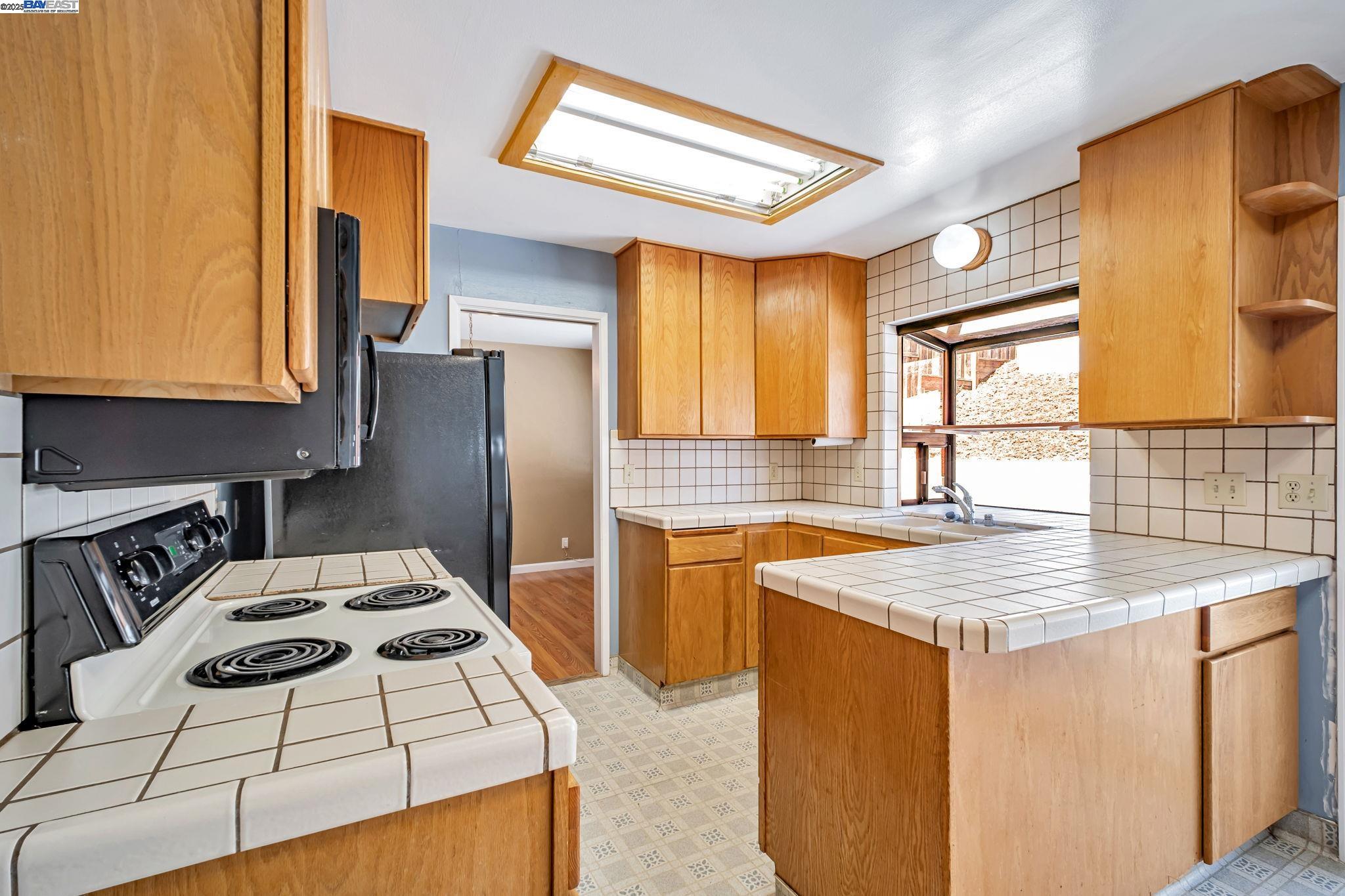 Detail Gallery Image 11 of 27 For 17910 Joseph Dr, Castro Valley,  CA 94546 - 4 Beds | 2/1 Baths