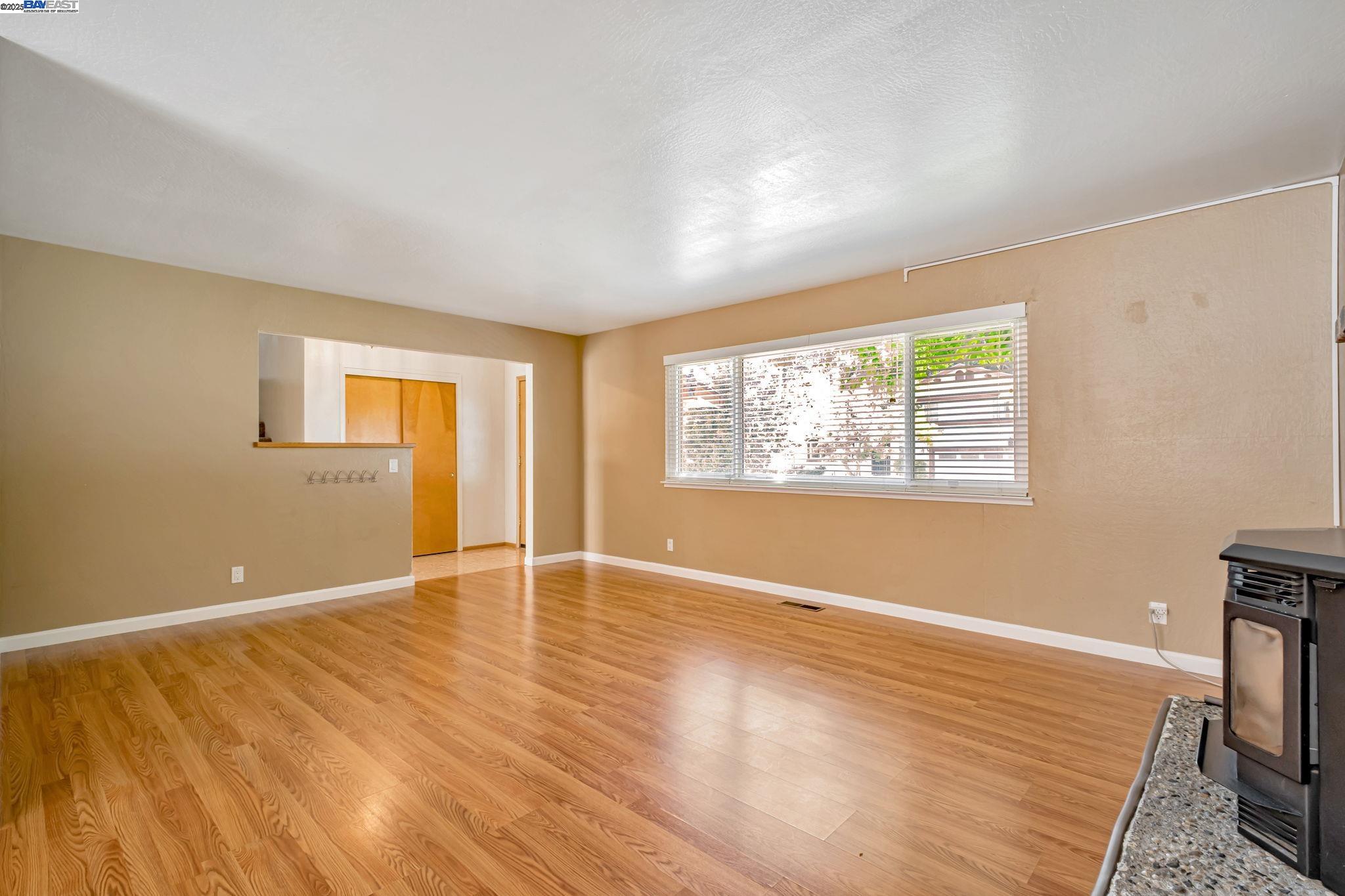 Detail Gallery Image 3 of 27 For 17910 Joseph Dr, Castro Valley,  CA 94546 - 4 Beds | 2/1 Baths
