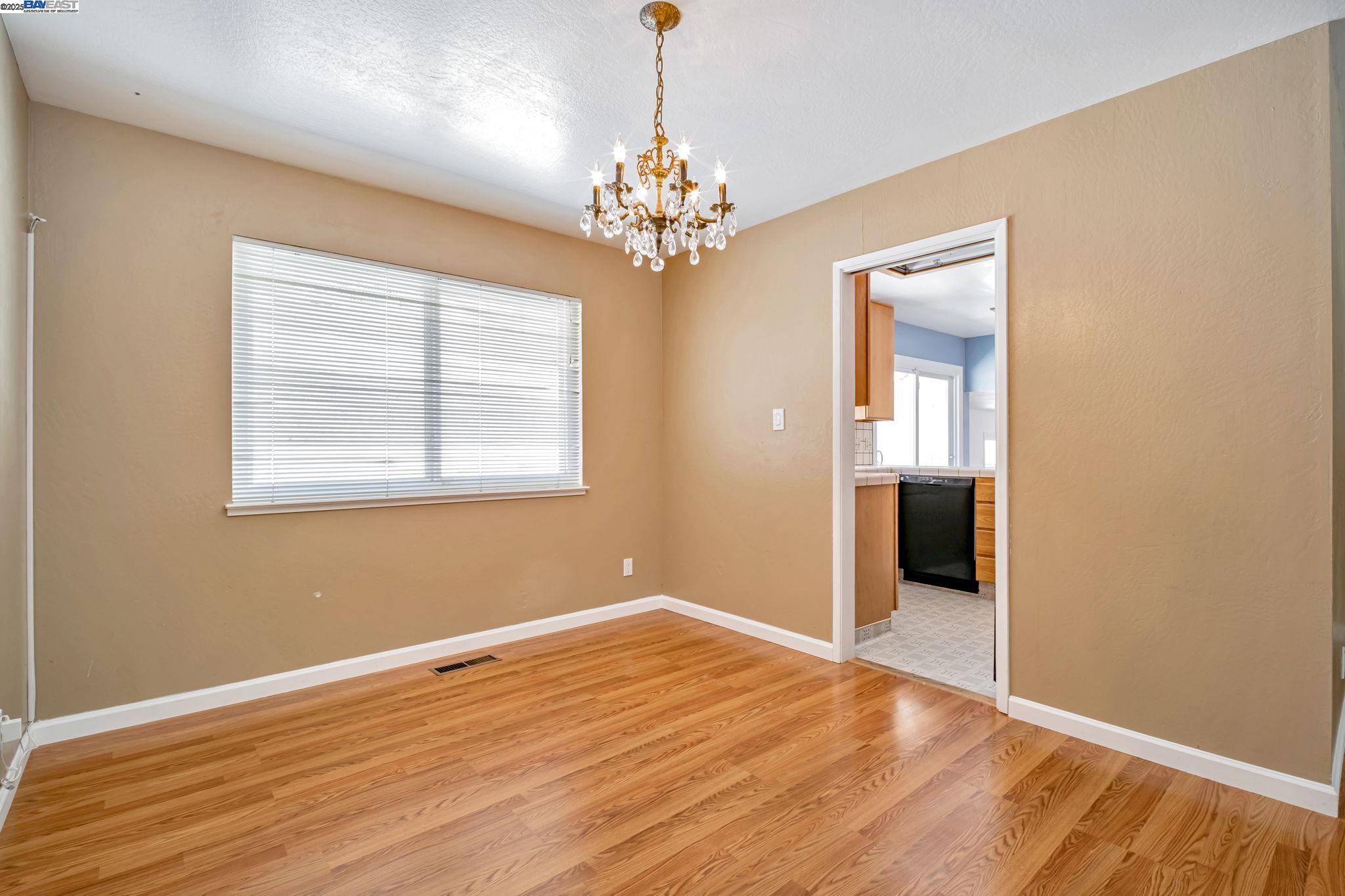 Detail Gallery Image 6 of 27 For 17910 Joseph Dr, Castro Valley,  CA 94546 - 4 Beds | 2/1 Baths