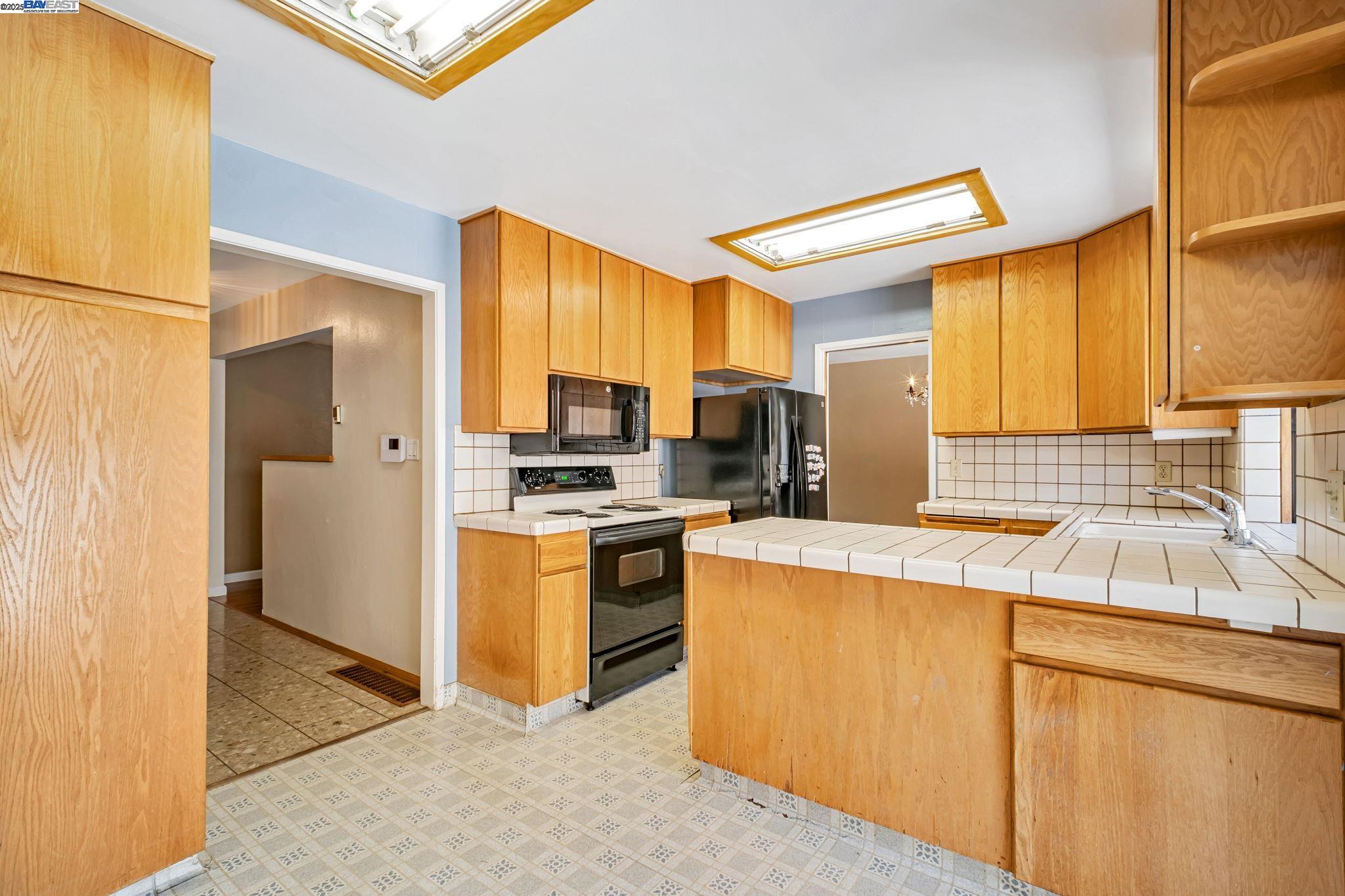 Detail Gallery Image 10 of 27 For 17910 Joseph Dr, Castro Valley,  CA 94546 - 4 Beds | 2/1 Baths