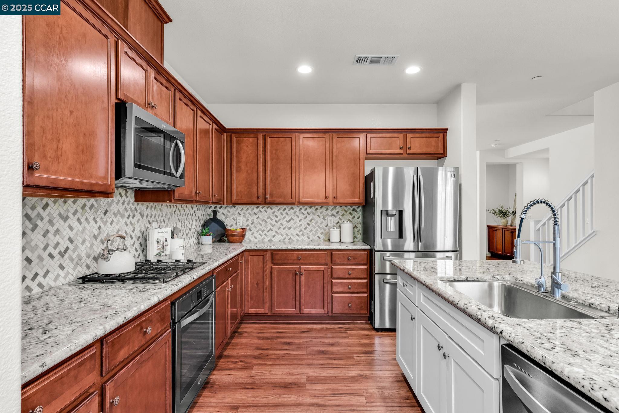 Detail Gallery Image 18 of 42 For 6983 Alamo Creek Trl, Dublin,  CA 94568 - 4 Beds | 3/1 Baths