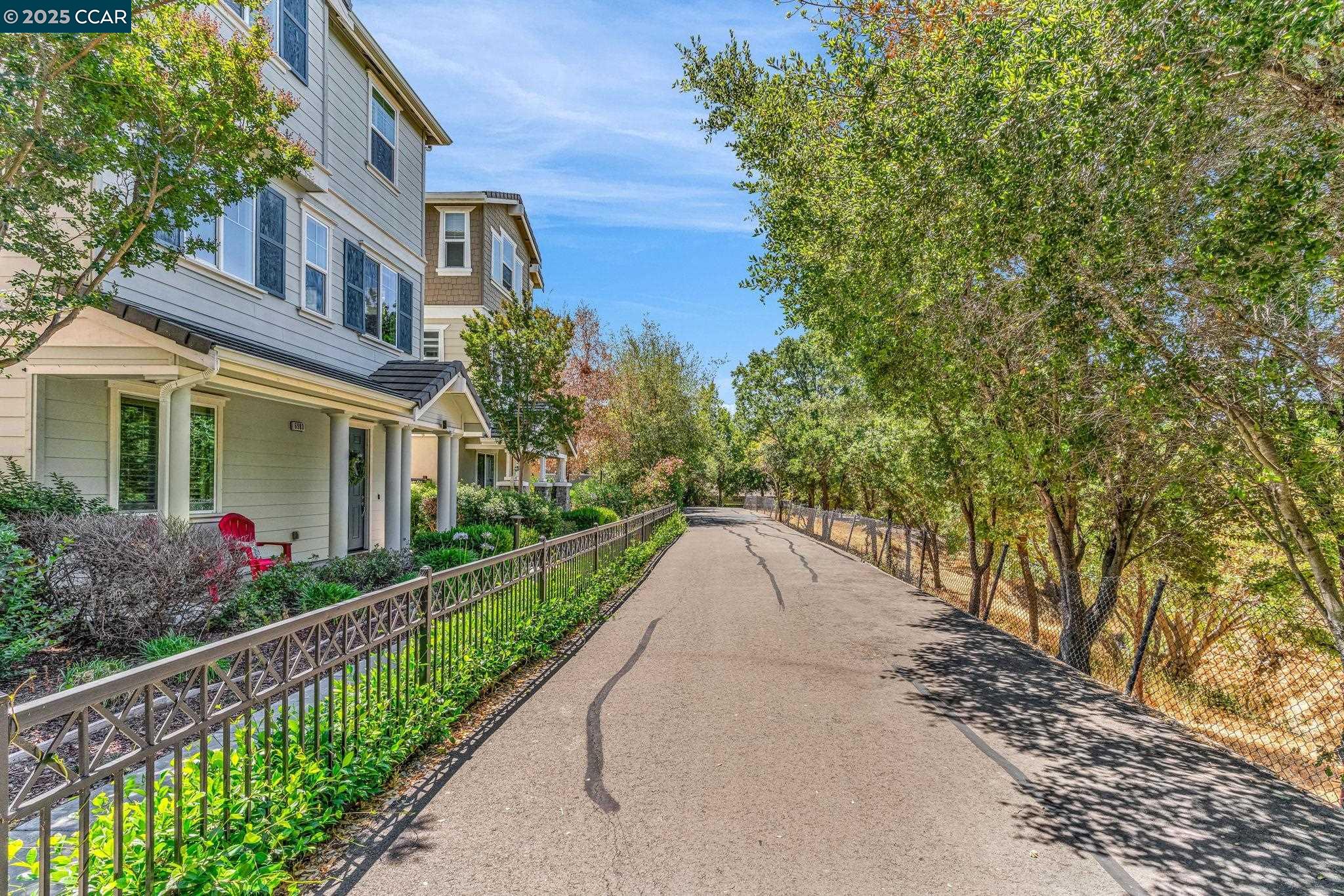 Detail Gallery Image 5 of 42 For 6983 Alamo Creek Trl, Dublin,  CA 94568 - 4 Beds | 3/1 Baths