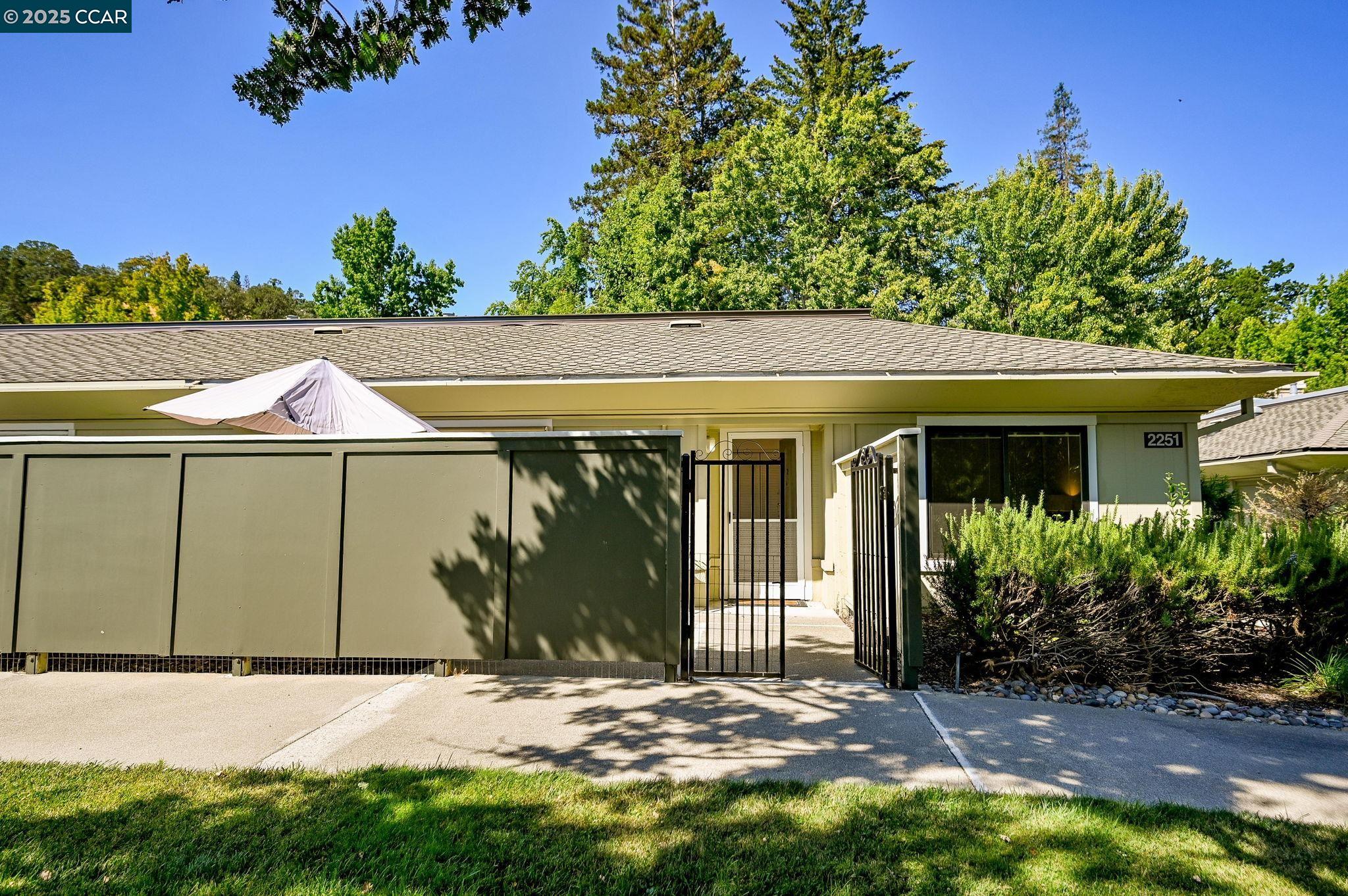 Detail Gallery Image 1 of 37 For 2251 Tice Creek Dr #2,  Walnut Creek,  CA 94595 - 1 Beds | 1 Baths