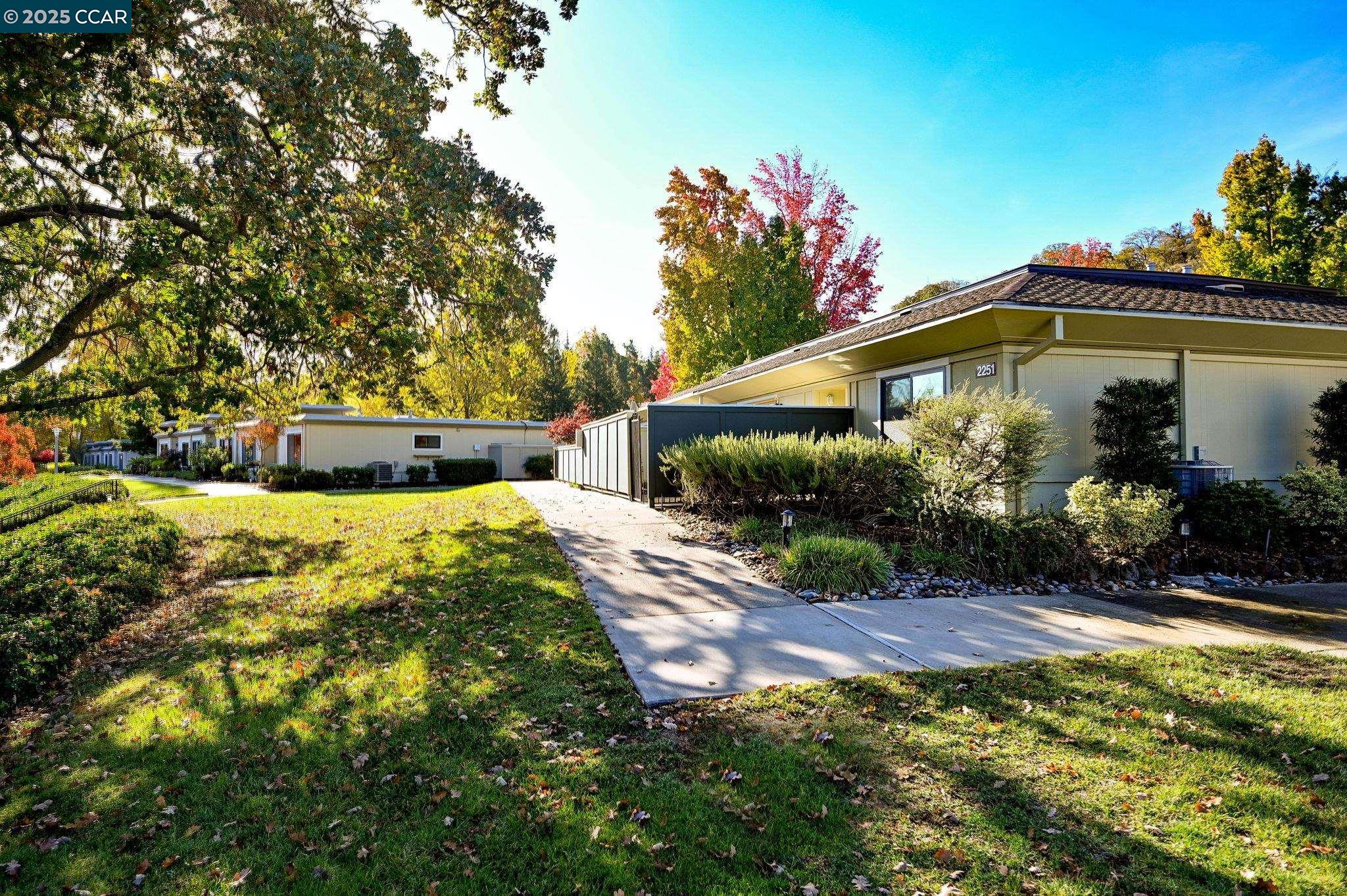 Detail Gallery Image 2 of 37 For 2251 Tice Creek Dr #2,  Walnut Creek,  CA 94595 - 1 Beds | 1 Baths