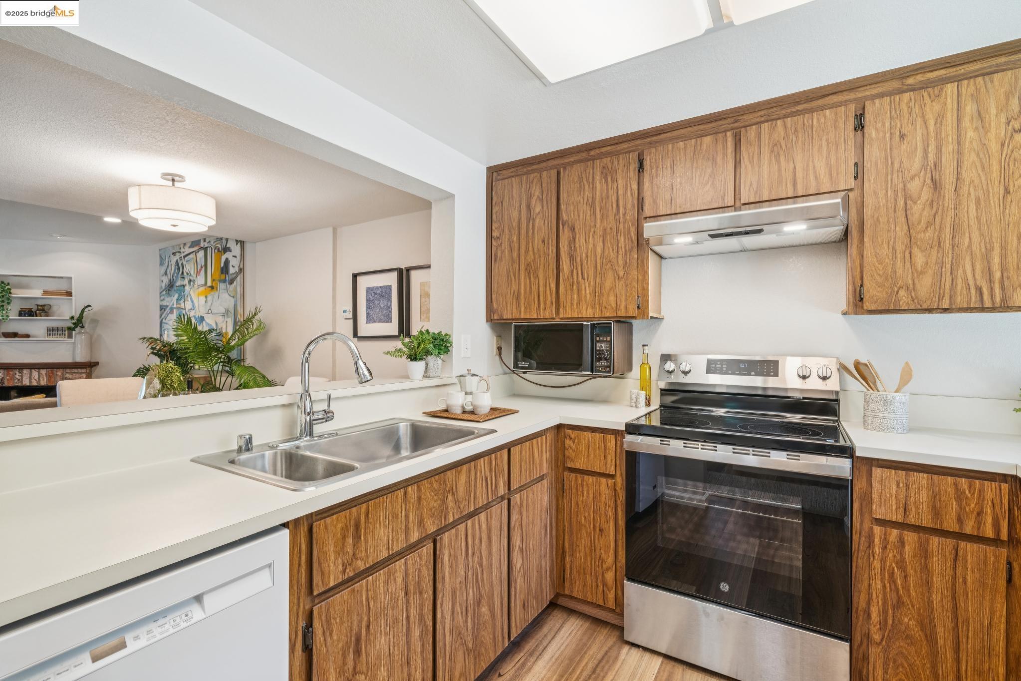Detail Gallery Image 11 of 37 For 5400 Valley View Rd, El Sobrante,  CA 94803 - 3 Beds | 2/1 Baths