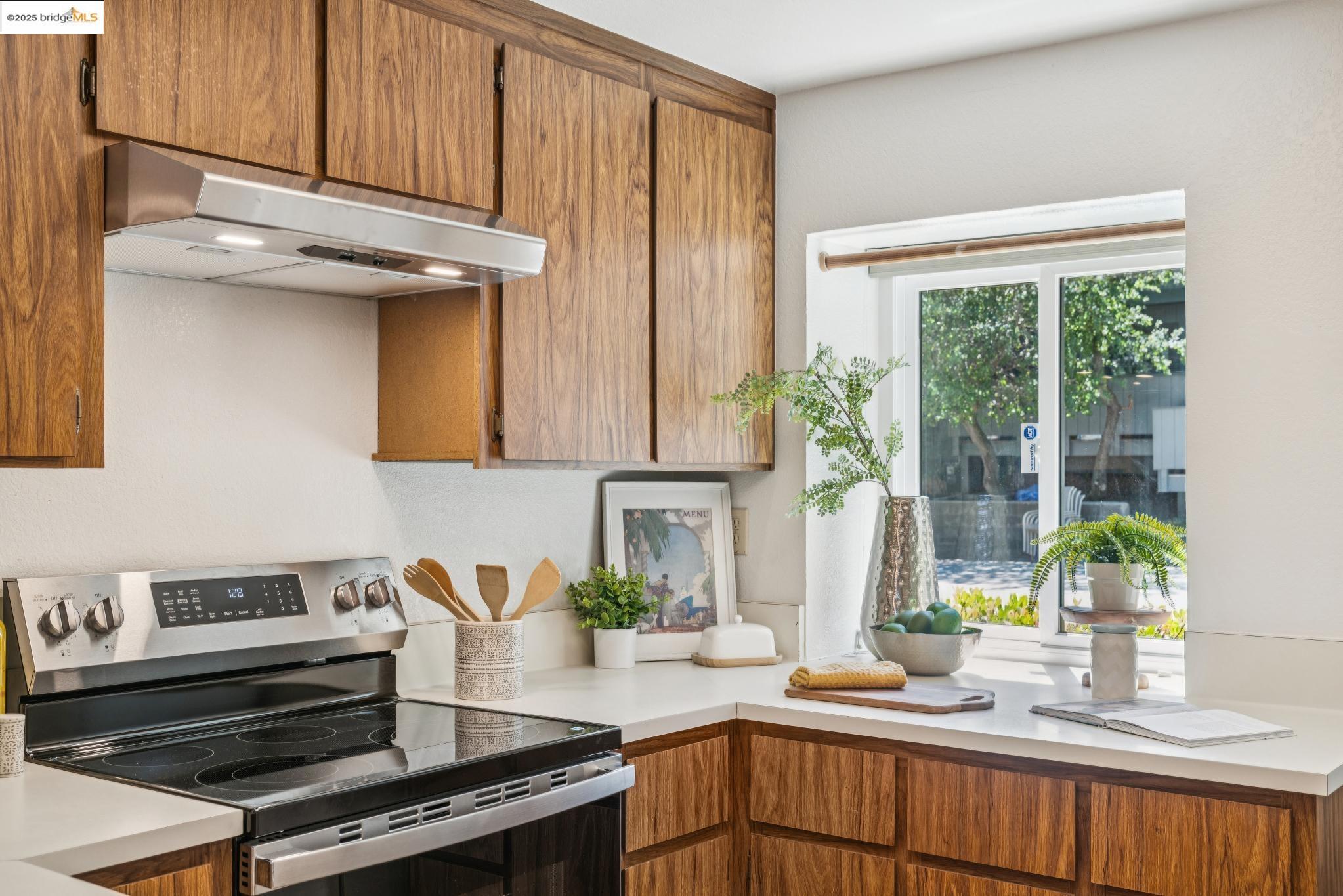 Detail Gallery Image 12 of 37 For 5400 Valley View Rd, El Sobrante,  CA 94803 - 3 Beds | 2/1 Baths
