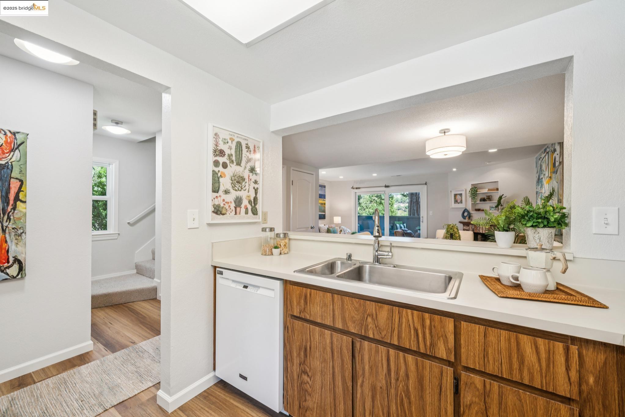 Detail Gallery Image 13 of 37 For 5400 Valley View Rd, El Sobrante,  CA 94803 - 3 Beds | 2/1 Baths