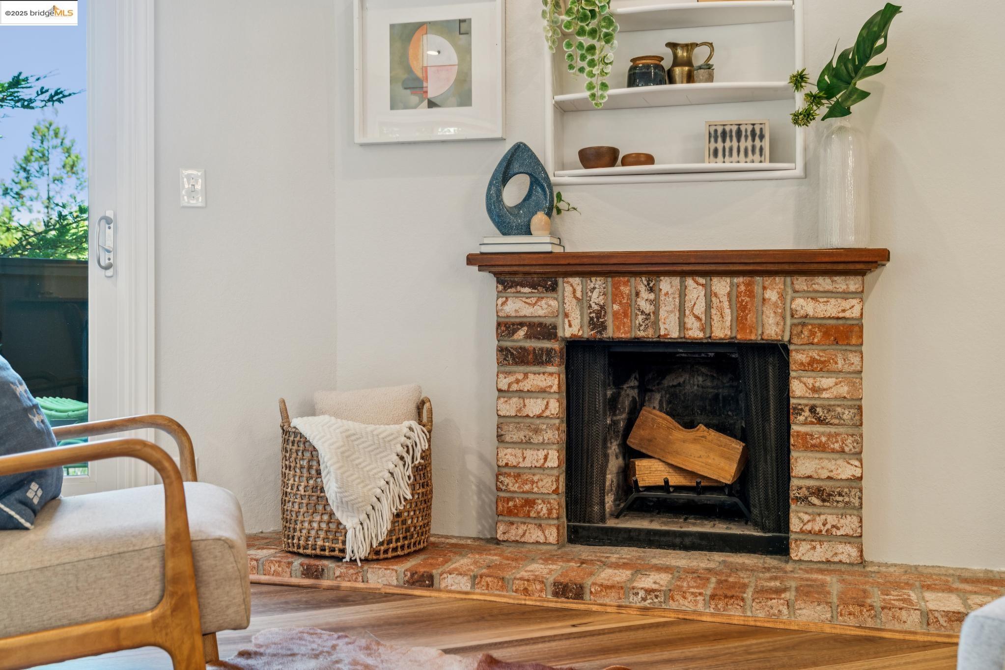 Detail Gallery Image 4 of 37 For 5400 Valley View Rd, El Sobrante,  CA 94803 - 3 Beds | 2/1 Baths