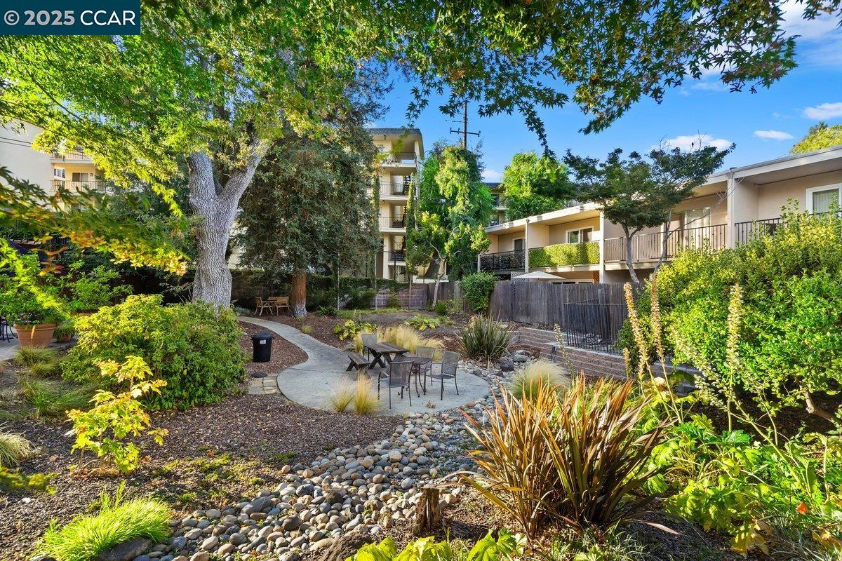 Detail Gallery Image 1 of 28 For 1470 Creekside Dr. #17,  Walnut Creek,  CA 94596-5576 - 2 Beds | 1/1 Baths