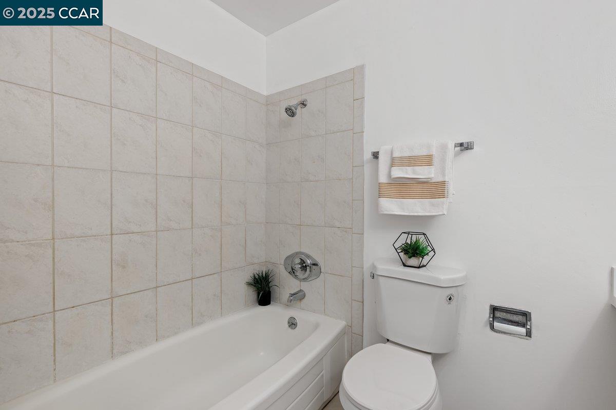 Detail Gallery Image 20 of 28 For 1470 Creekside Dr. #17,  Walnut Creek,  CA 94596-5576 - 2 Beds | 1/1 Baths