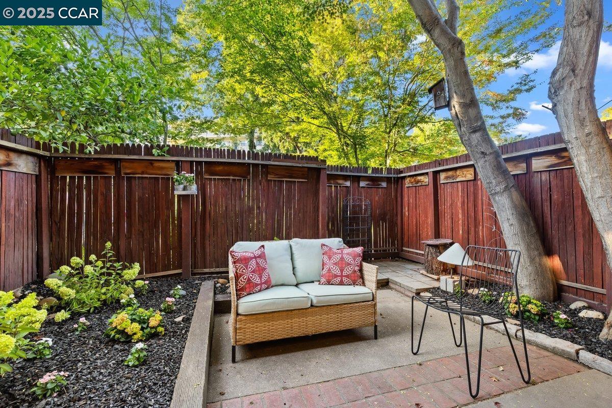 Detail Gallery Image 27 of 28 For 1470 Creekside Dr. #17,  Walnut Creek,  CA 94596-5576 - 2 Beds | 1/1 Baths