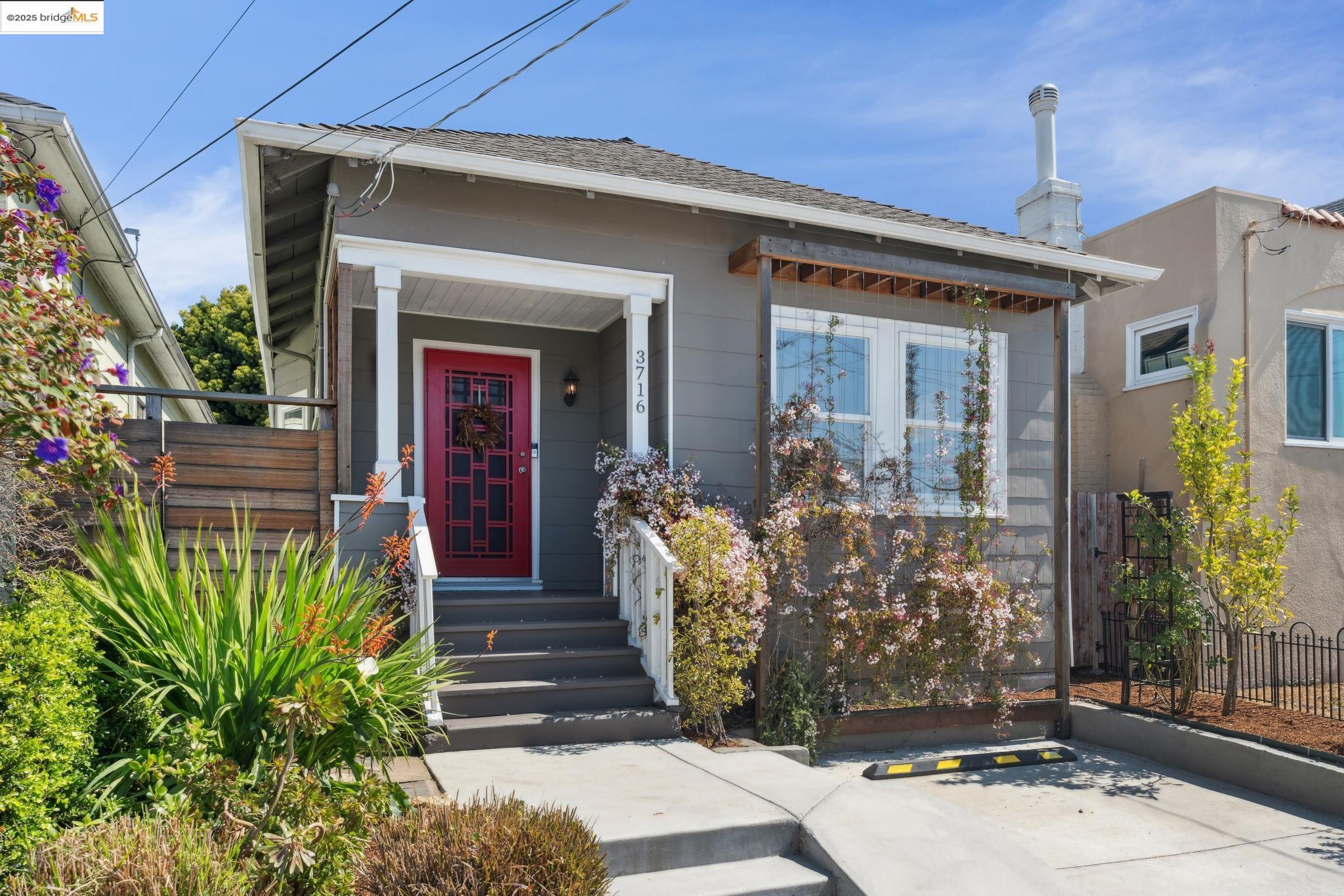 Detail Gallery Image 1 of 30 For 3716 Market St, Oakland,  CA 94608 - 3 Beds | 2 Baths