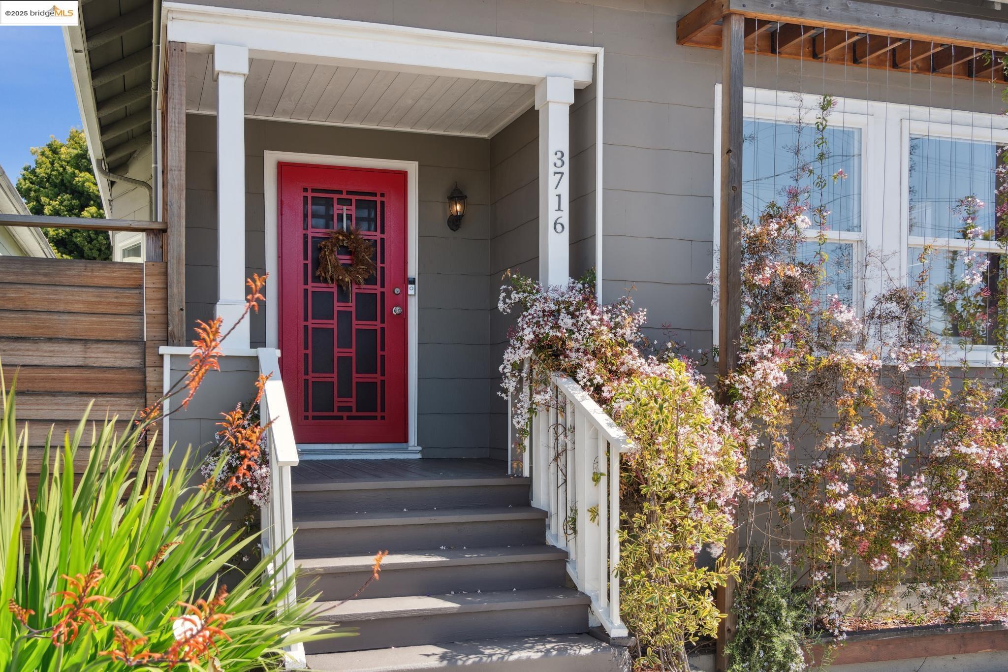 Detail Gallery Image 2 of 30 For 3716 Market St, Oakland,  CA 94608 - 3 Beds | 2 Baths