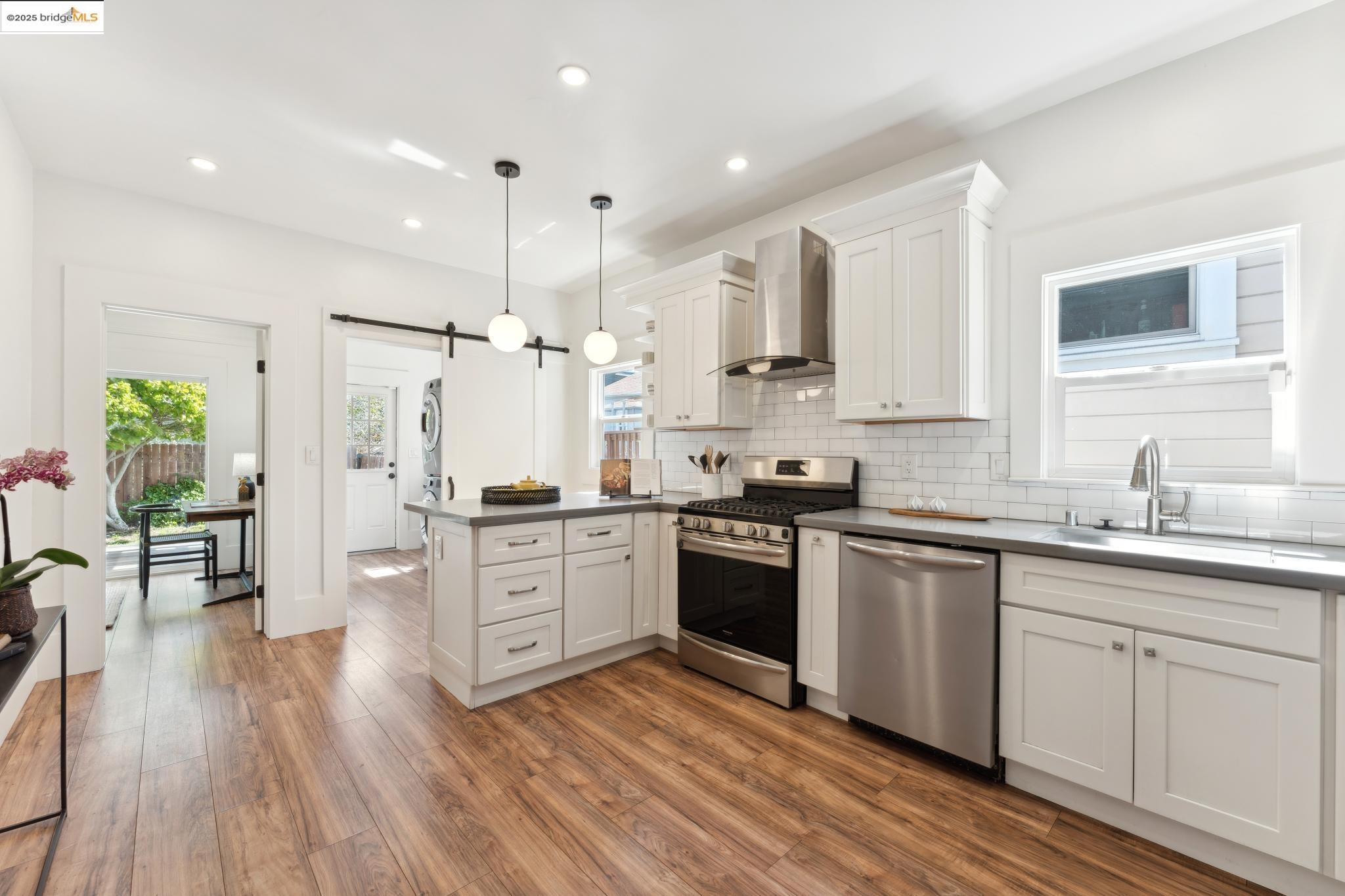 Detail Gallery Image 11 of 30 For 3716 Market St, Oakland,  CA 94608 - 3 Beds | 2 Baths