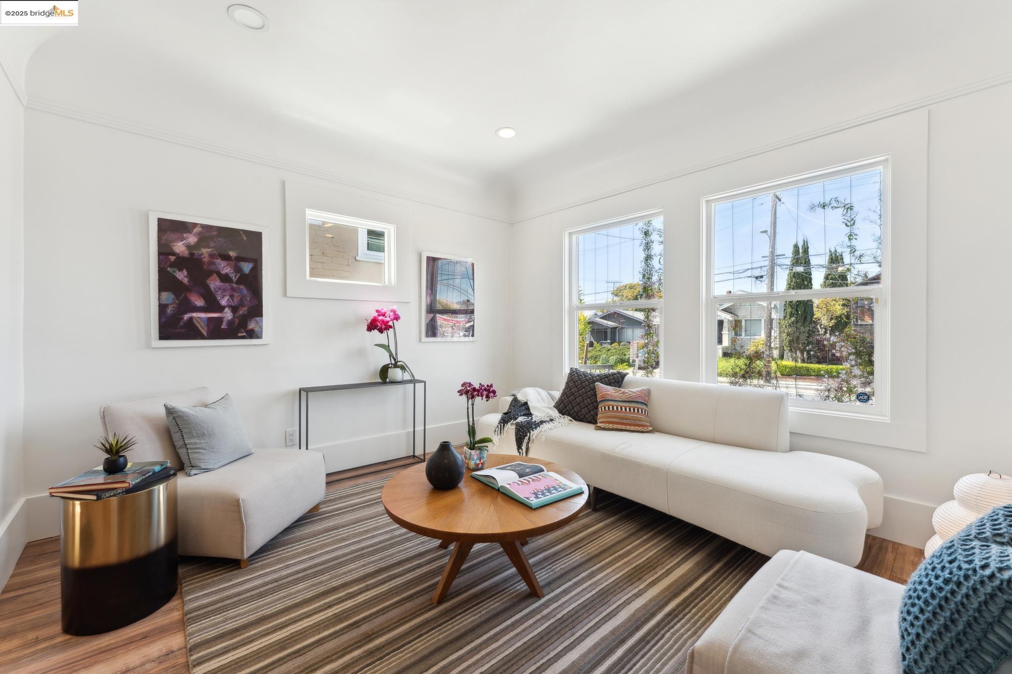Detail Gallery Image 4 of 30 For 3716 Market St, Oakland,  CA 94608 - 3 Beds | 2 Baths