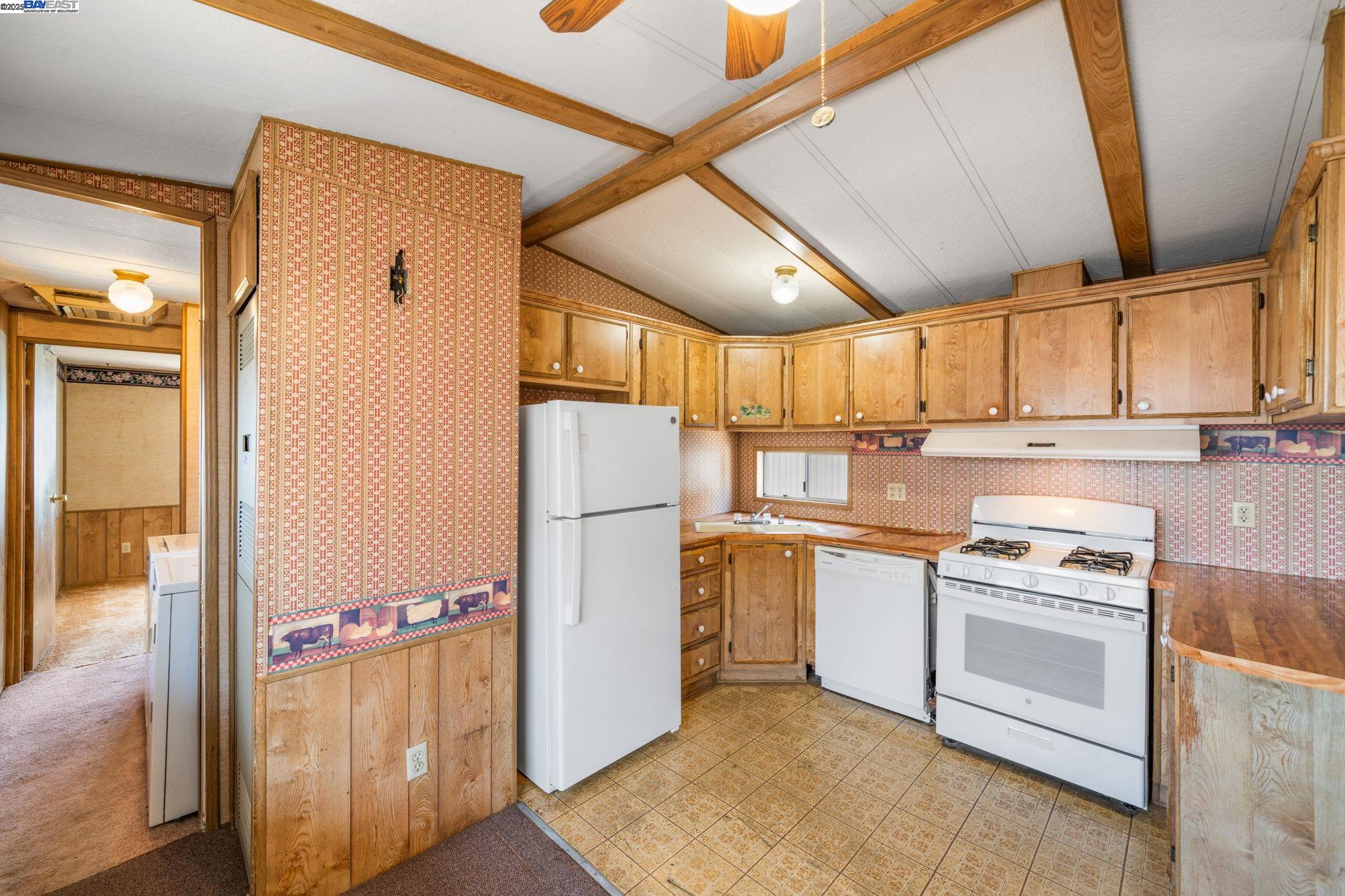 Detail Gallery Image 9 of 15 For 3998 Castro Valley Blvd Spc 27,  Castro Valley,  CA 94546 - 2 Beds | 1 Baths