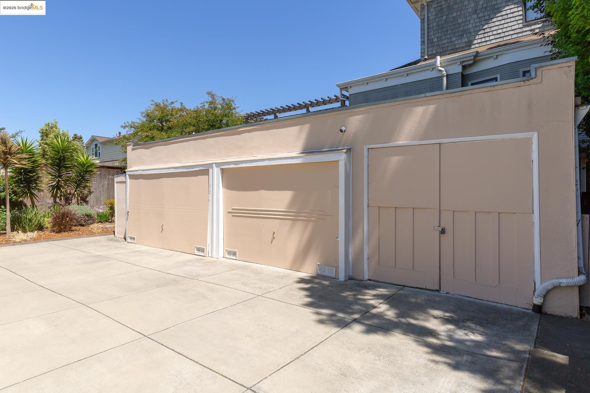 Detail Gallery Image 11 of 13 For 4210 Gilbert St, Oakland,  CA 94611 - – Beds | – Baths