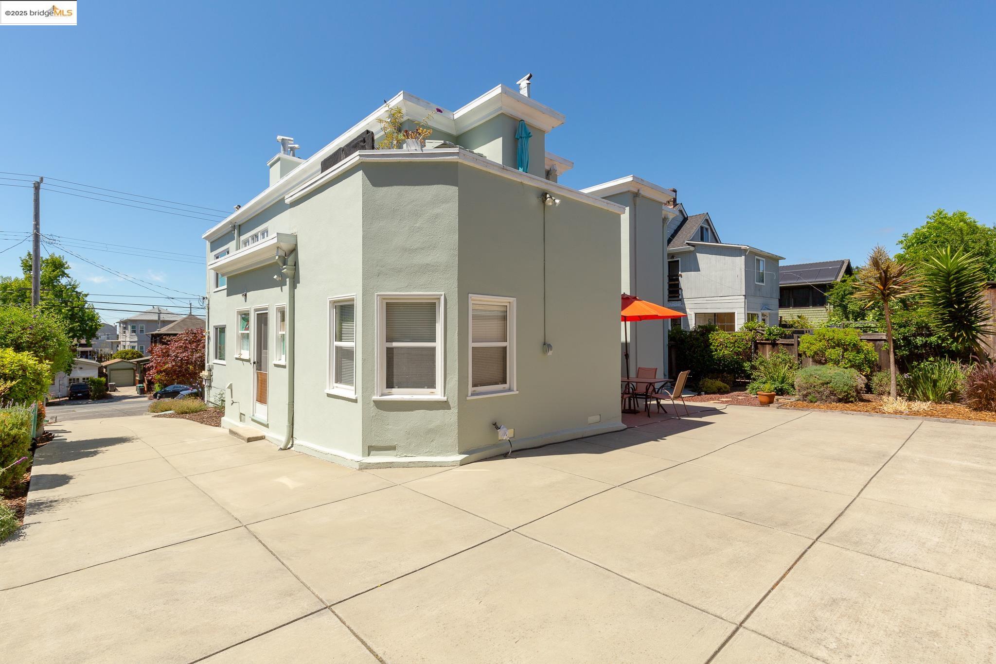 Detail Gallery Image 12 of 13 For 4210 Gilbert St, Oakland,  CA 94611 - – Beds | – Baths