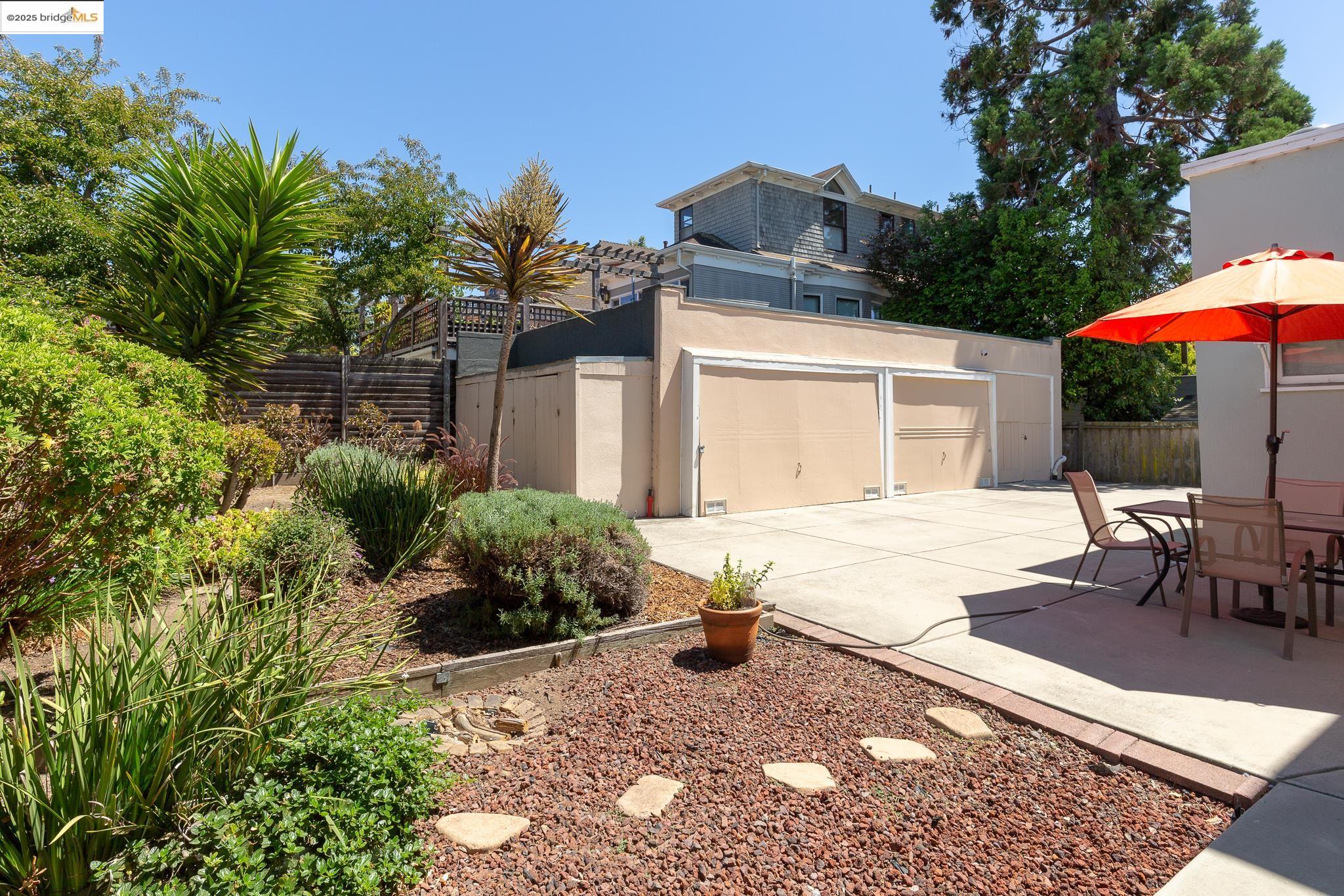 Detail Gallery Image 4 of 13 For 4210 Gilbert St, Oakland,  CA 94611 - – Beds | – Baths