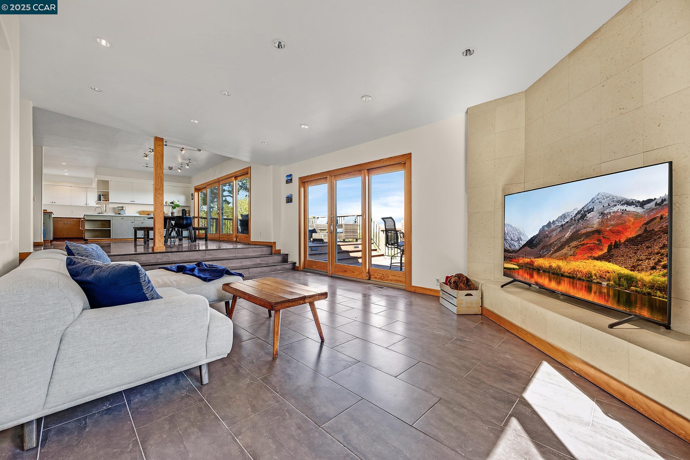 Detail Gallery Image 11 of 46 For 1301 Thomas Dr, Martinez,  CA 94553 - 4 Beds | 2/1 Baths