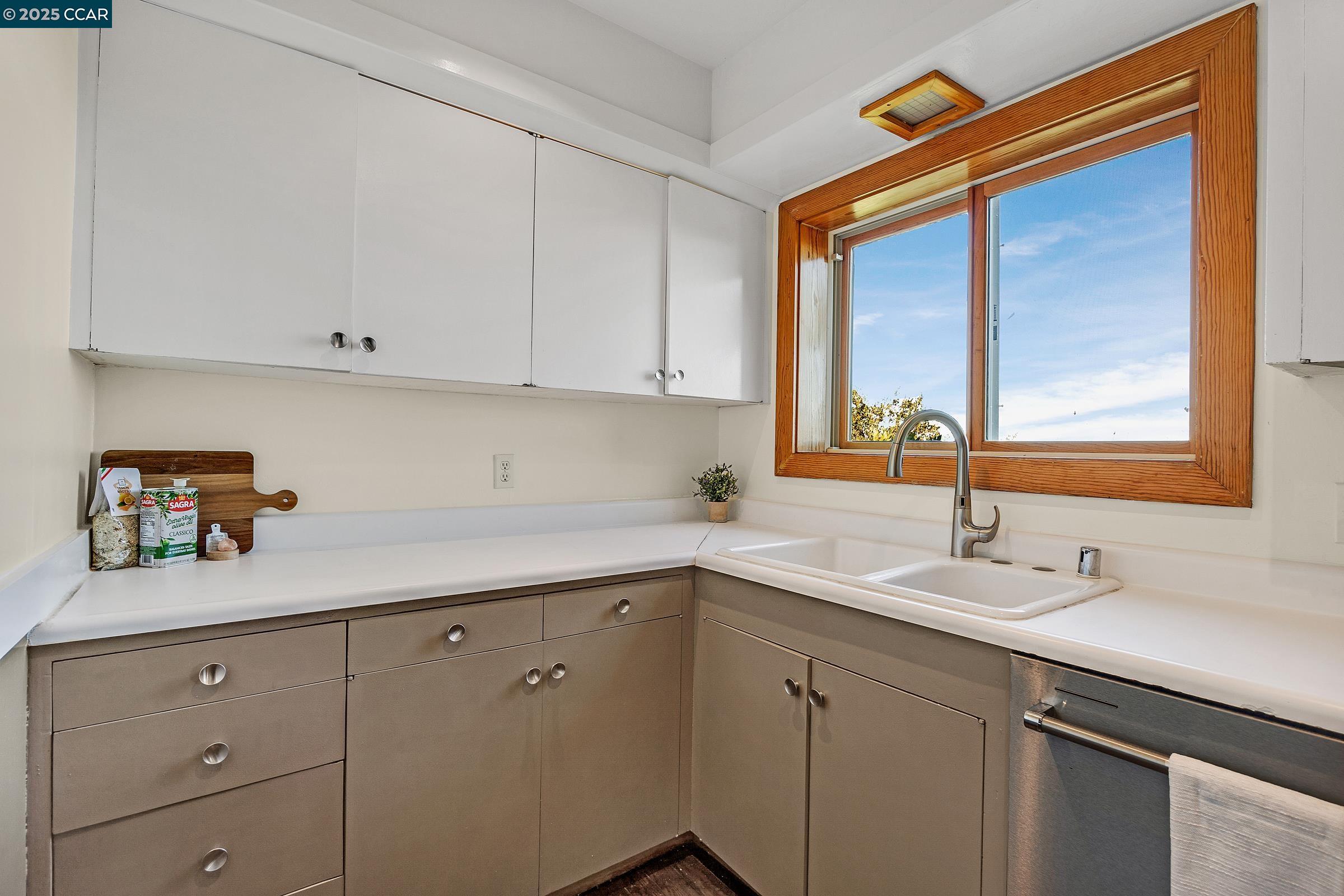 Detail Gallery Image 28 of 46 For 1301 Thomas Dr, Martinez,  CA 94553 - 4 Beds | 2/1 Baths