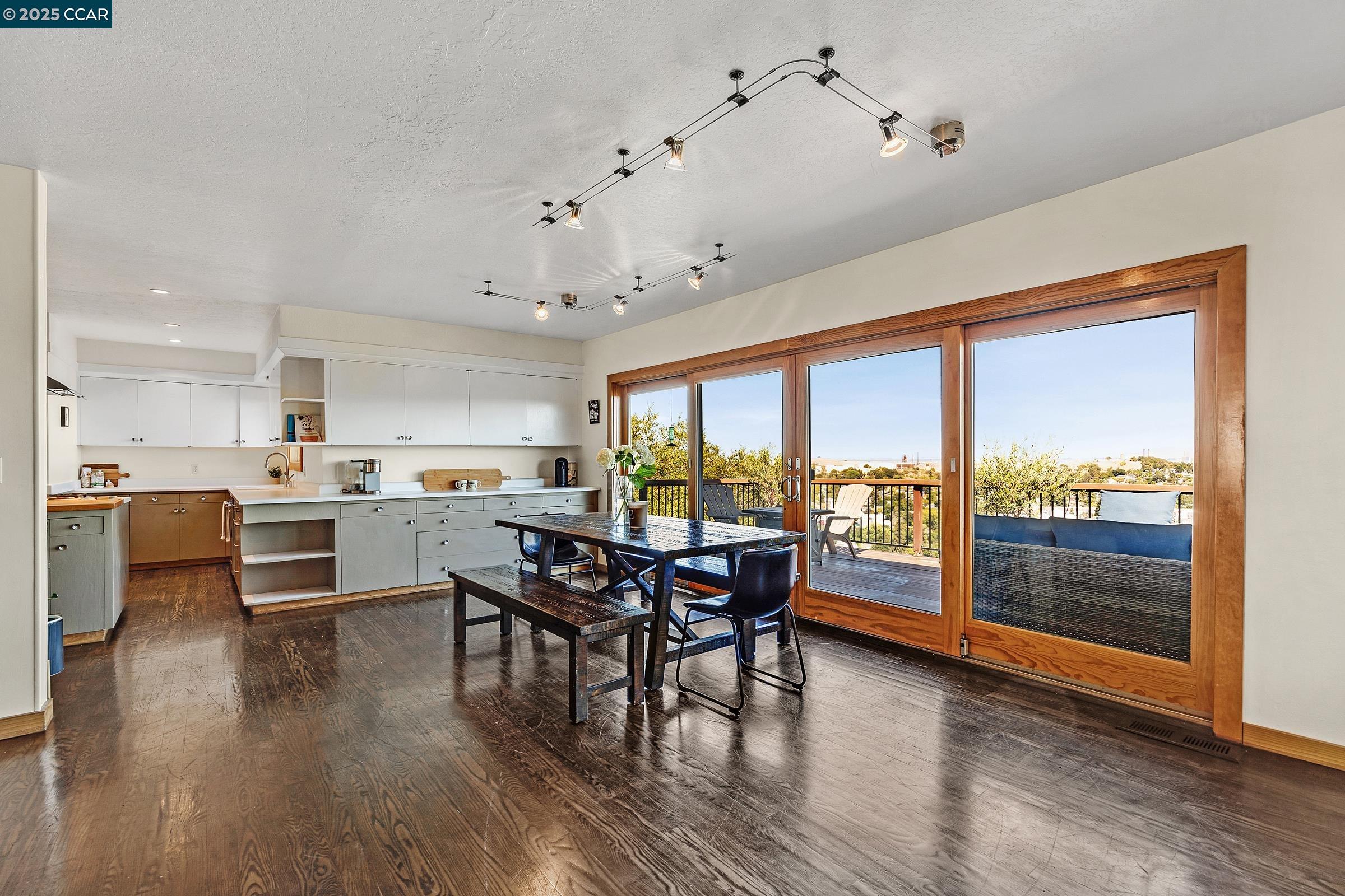 Detail Gallery Image 6 of 46 For 1301 Thomas Dr, Martinez,  CA 94553 - 4 Beds | 2/1 Baths